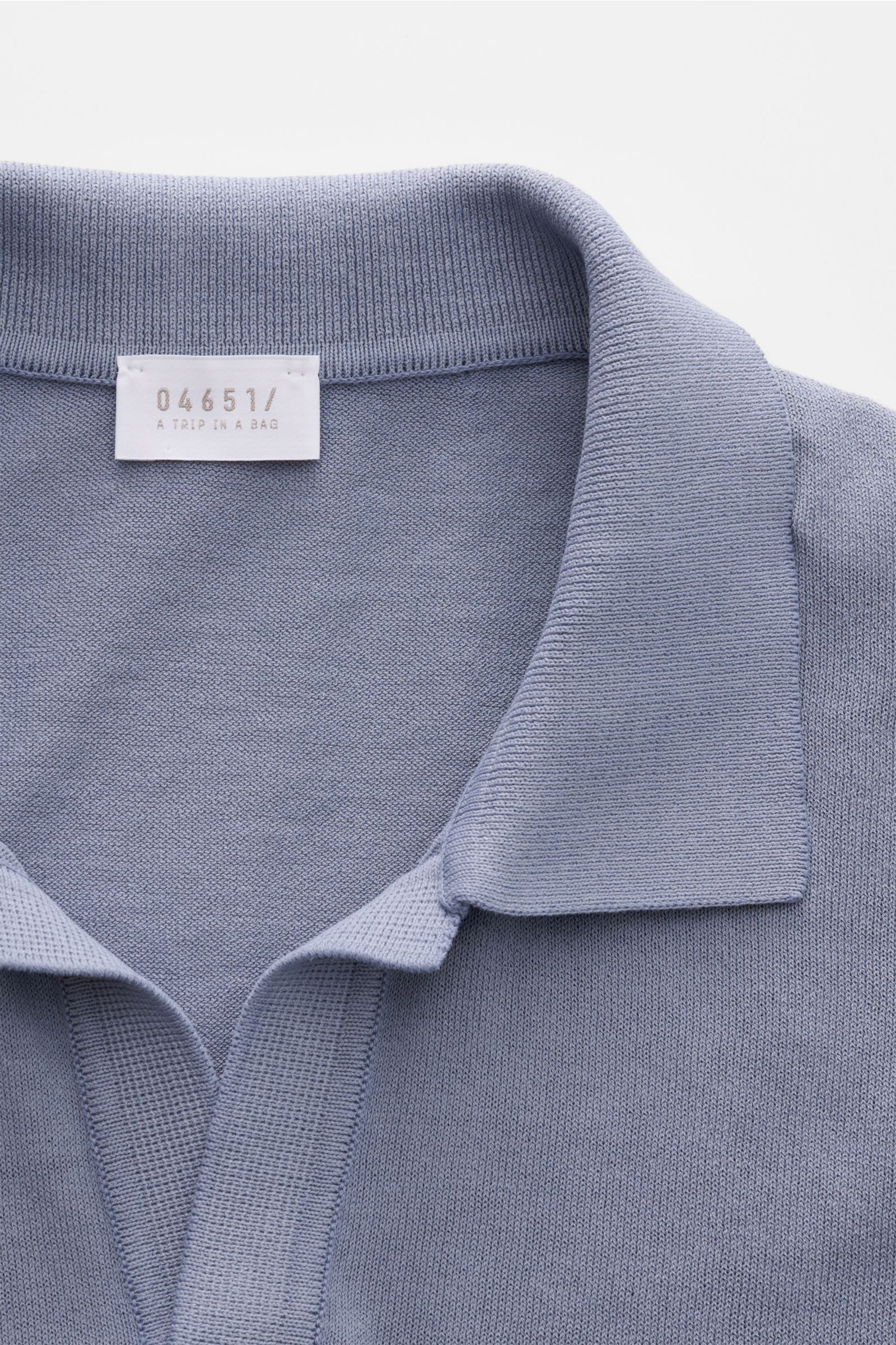 04651/ A trip in a bag Kurzarm-Strickpolo 'Johnny' lavendel, Nahaufnahme von oben, reine Baumwolle, weicher Griff, feines Strickbild, Regular Fit, Polokragen, Rippbündchen.