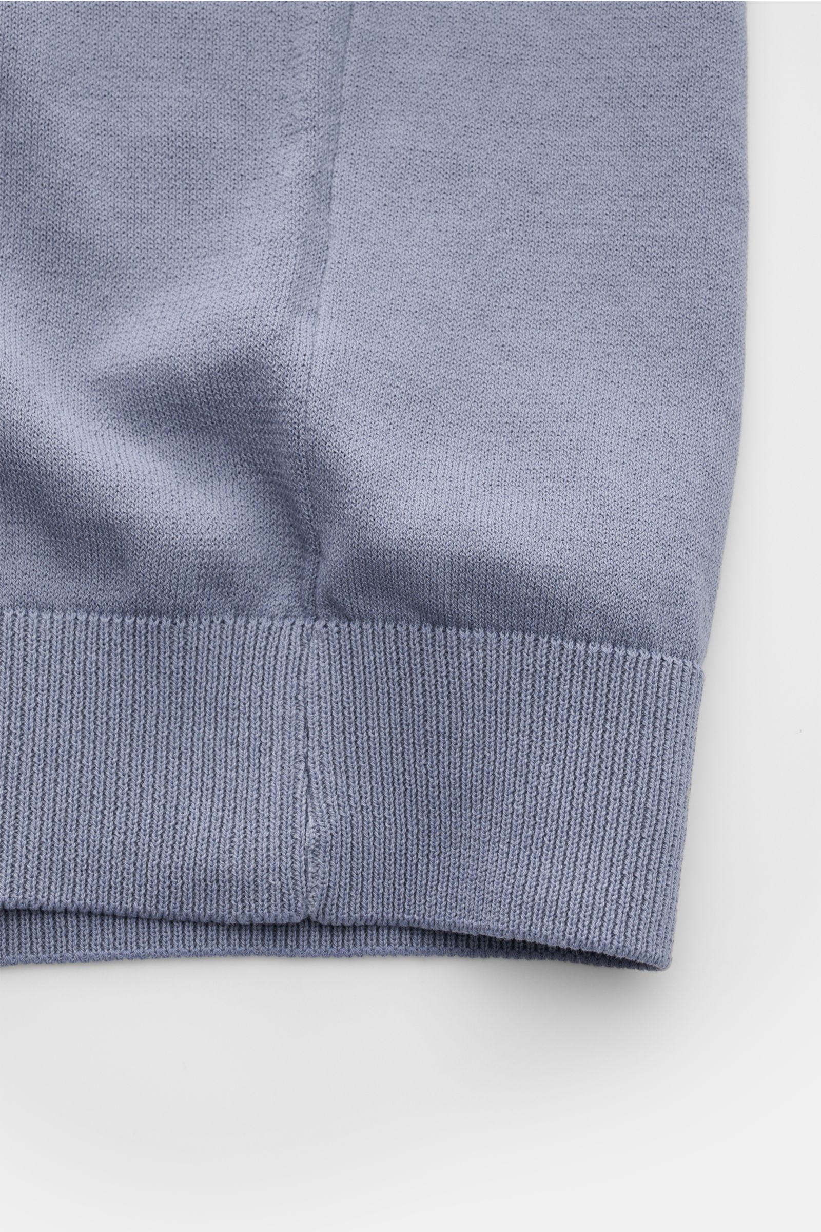 04651/ A trip in a bag Kurzarm-Strickpolo 'Johnny' lavendel, Detailaufnahme Saum und Rippbündchen, reine Baumwolle, feines Strickbild, Regular Fit, Polokragen