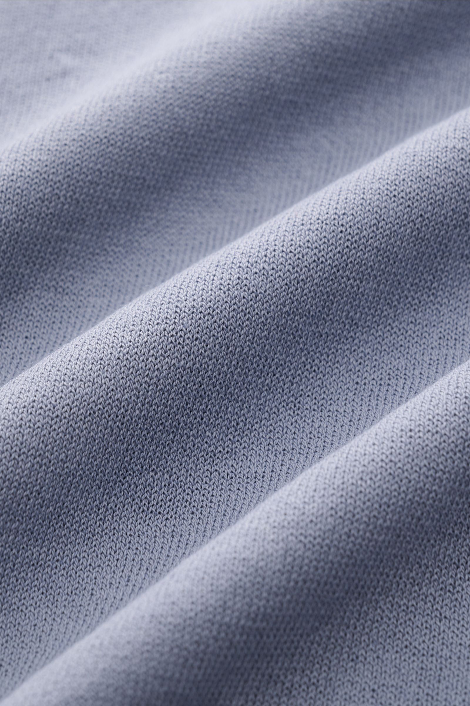 04651/ A trip in a bag Kurzarm-Strickpolo 'Johnny' lavendel in Nahaufnahme, feines Strickbild, weiche Baumwolle, Regular Fit, klassischer Polokragen, Rippbündchen.