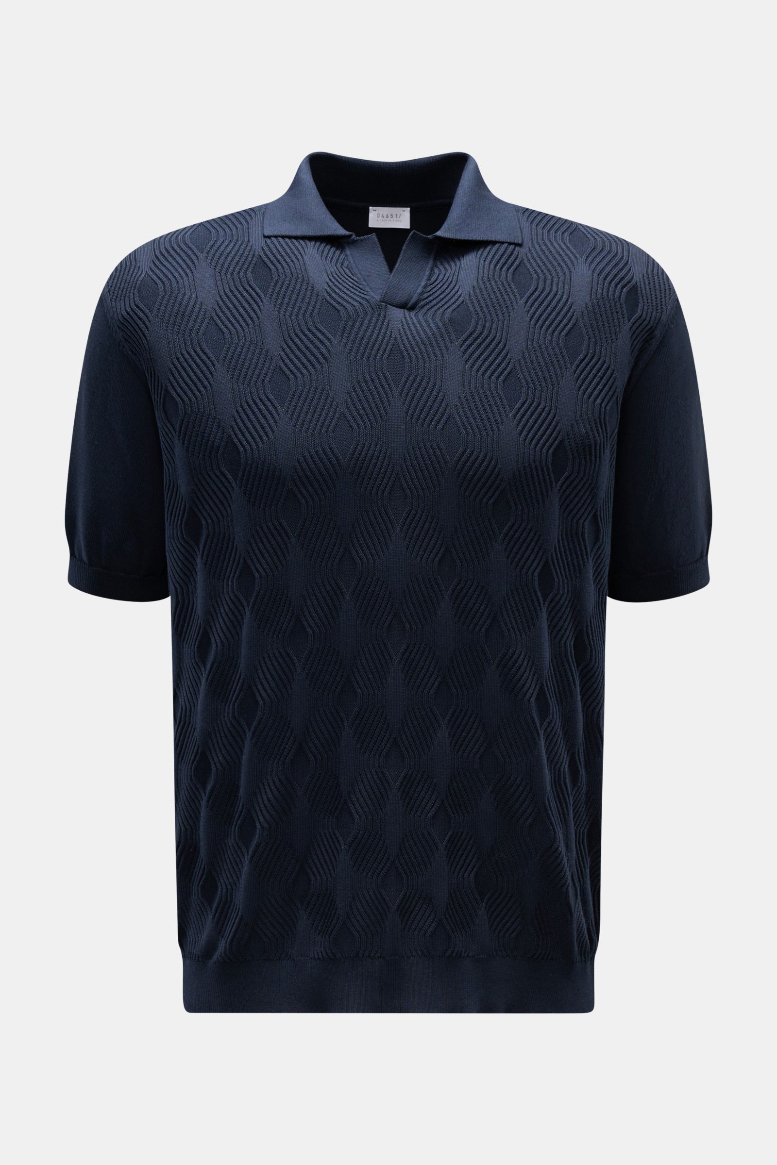 04651/ A trip in a bag Kurzarm-Strickpolo 'Jacquard Johnny' navy, frontal fotografiert mit feinem Jacquard-Muster, klassischem Polokragen, Oversized Fit, reine Baumwolle, weicher Griff, offene Kragenleiste.