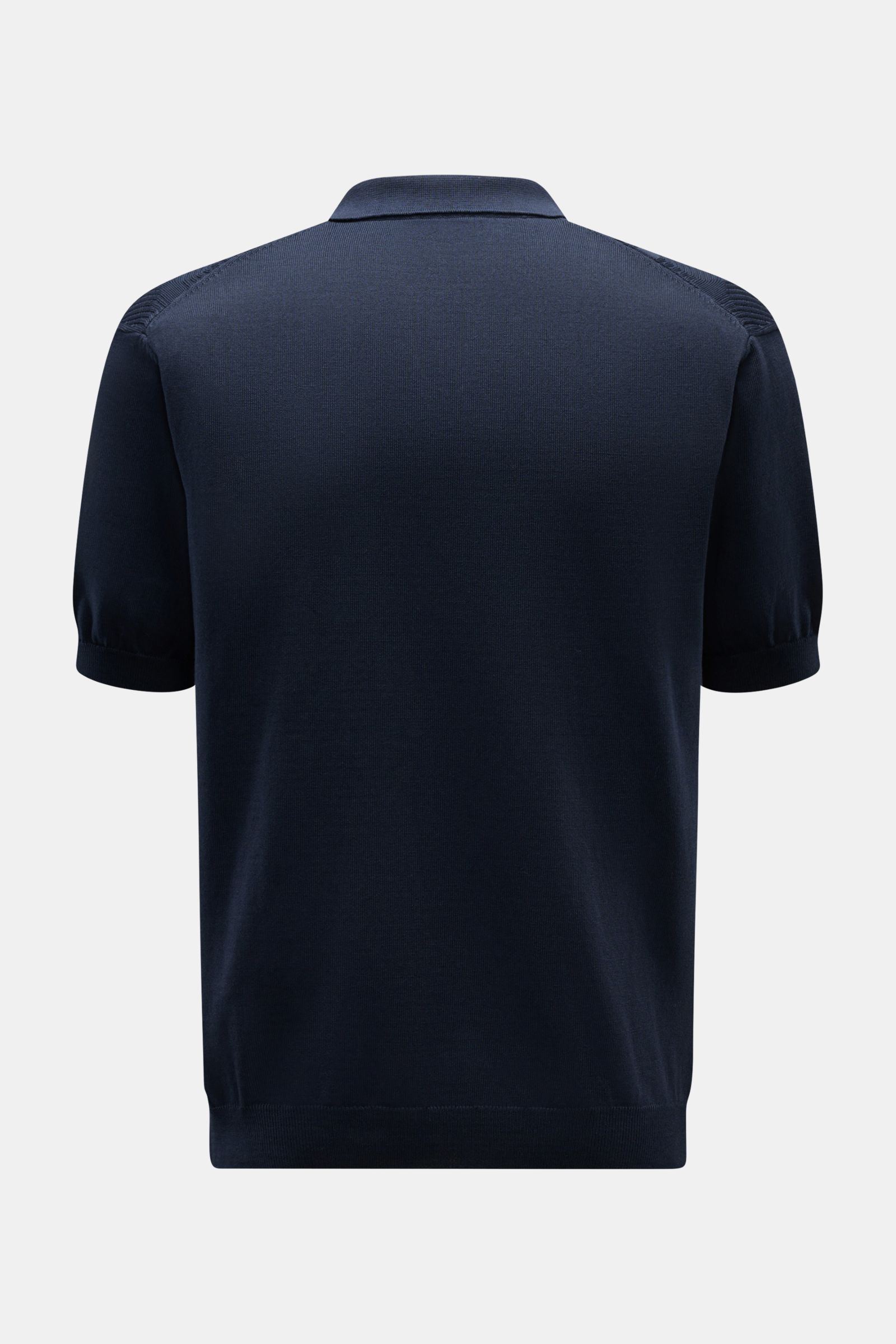 Rückansicht des 04651/ A trip in a bag Kurzarm-Strickpolo 'Jacquard Johnny' navy aus reiner Baumwolle, Oversized Fit, klassischem Polokragen.