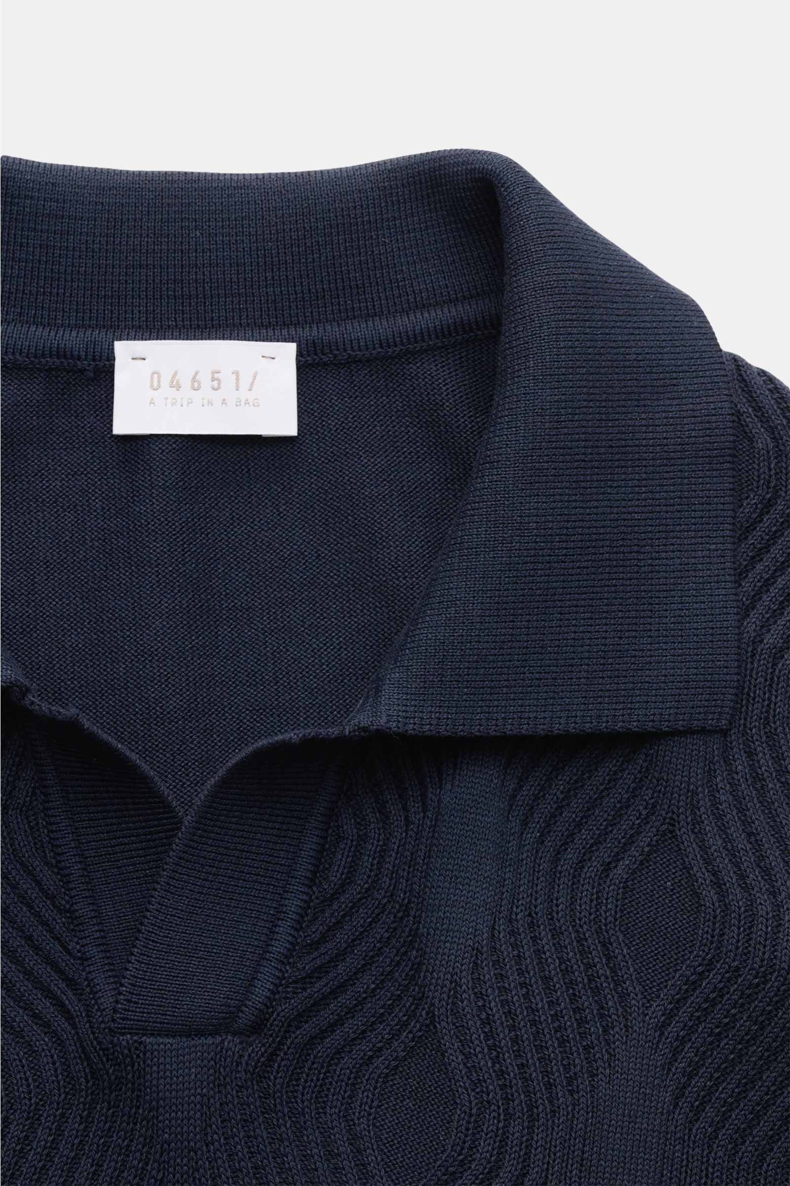 04651/ A trip in a bag Kurzarm-Strickpolo 'Jacquard Johnny' navy, Nahaufnahme von oben, Jacquard-Muster, Baumwolle, Oversized Fit, offener Kragen.