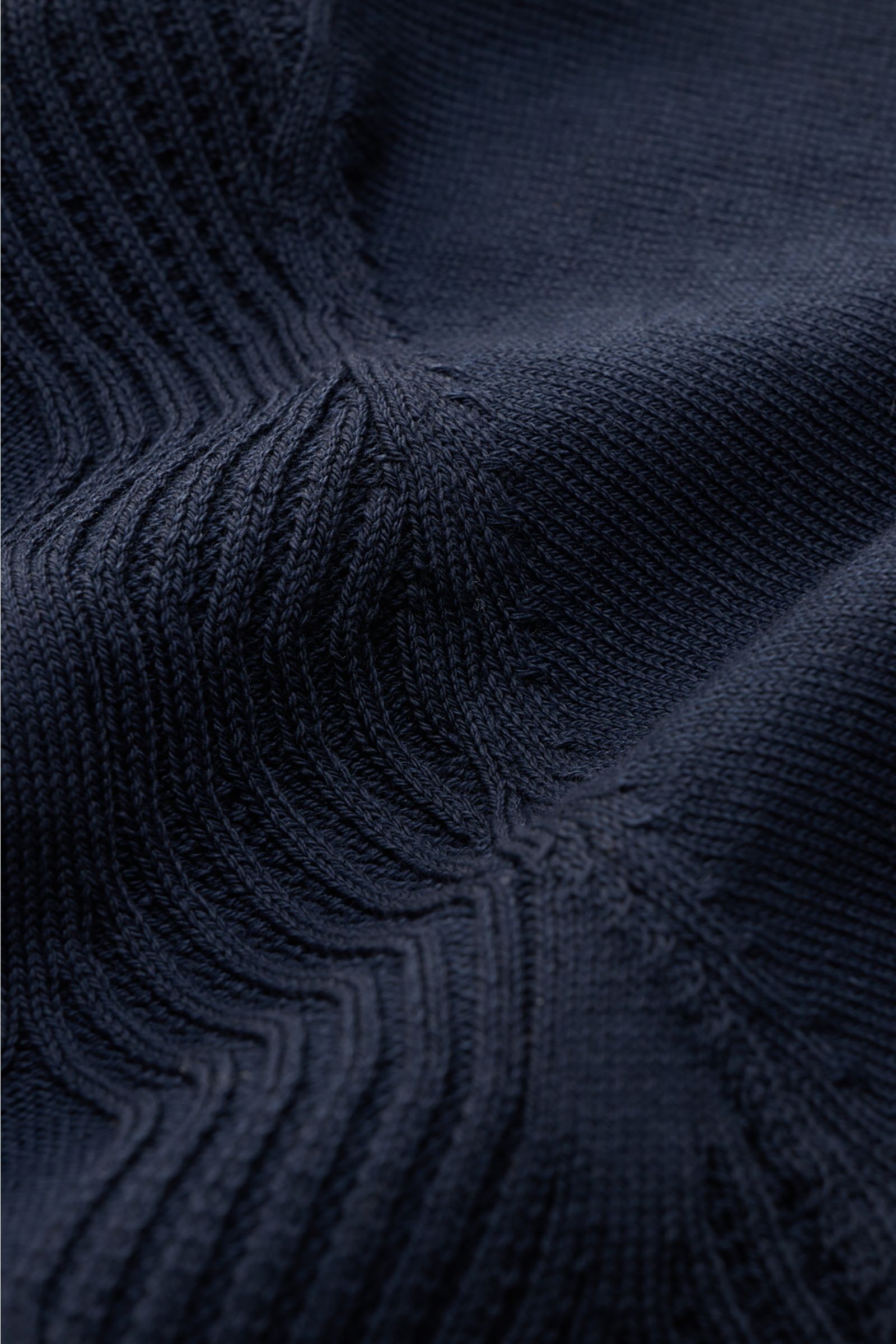 04651/ A trip in a bag Kurzarm-Strickpolo 'Jacquard Johnny' navy, Detailaufnahme feiner Jacquard-Strick aus reiner Baumwolle mit weichem Griff.