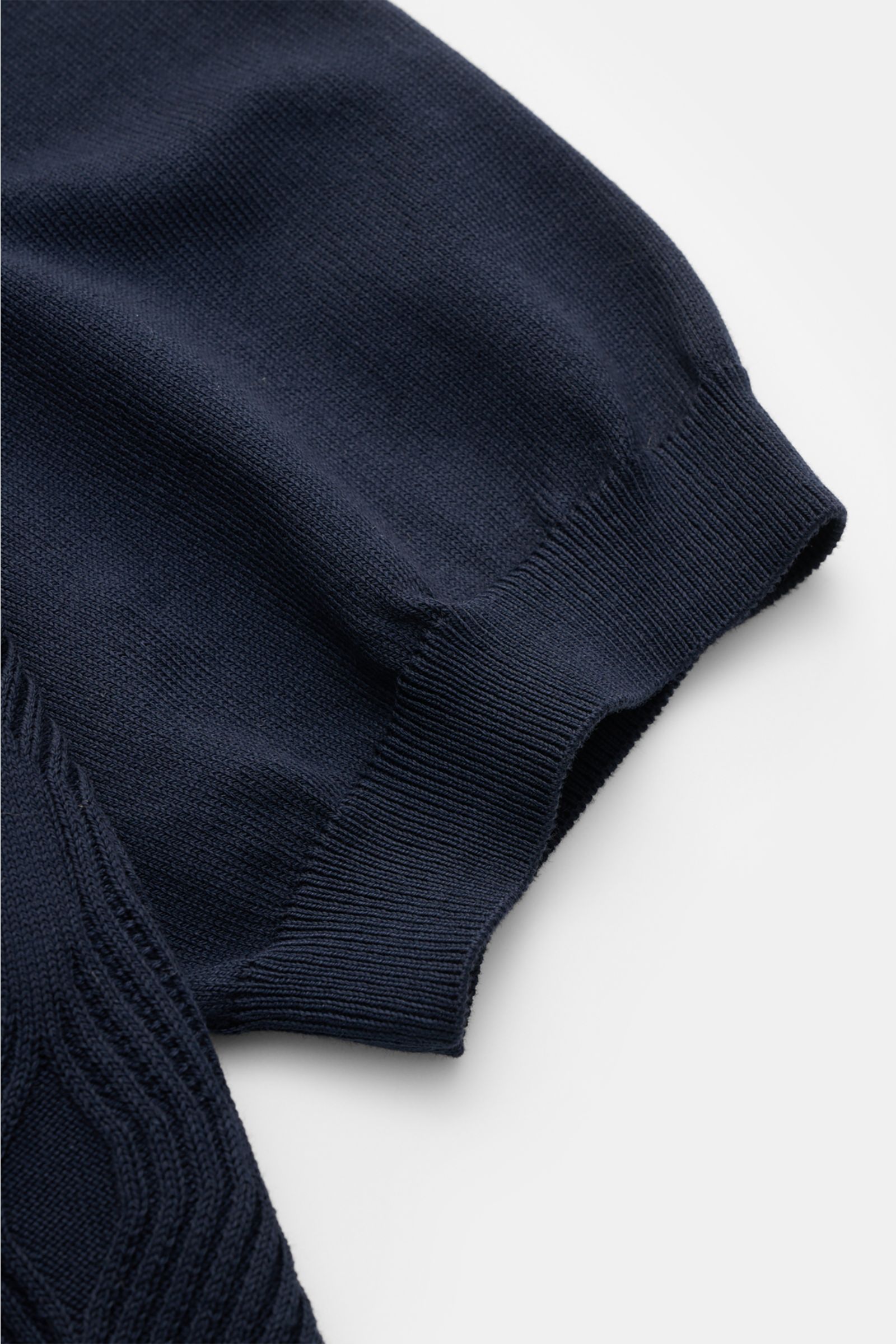 04651/ A trip in a bag Kurzarm-Strickpolo 'Jacquard Johnny' navy, Detailaufnahme Ärmel, reine Baumwolle, weicher Griff, Oversized Fit, klassischer Polokragen.