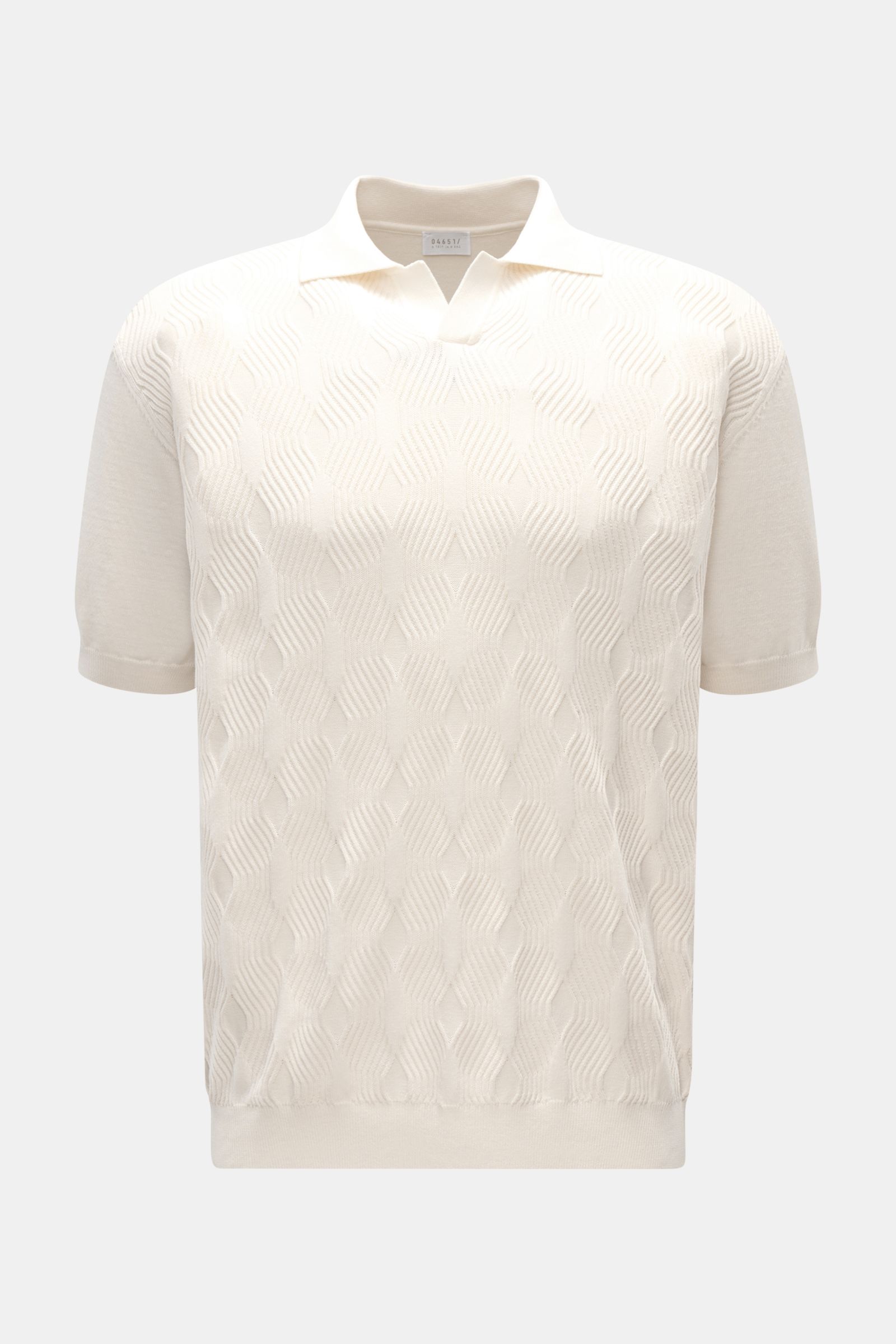 Frontansicht des 04651/ A trip in a bag Kurzarm-Strickpolo 'Jacquard Johnny' creme aus reiner Baumwolle mit feinem Jacquard-Muster, klassischem Polokragen, offener Kragenleiste und Oversized Fit, weicher Griff.