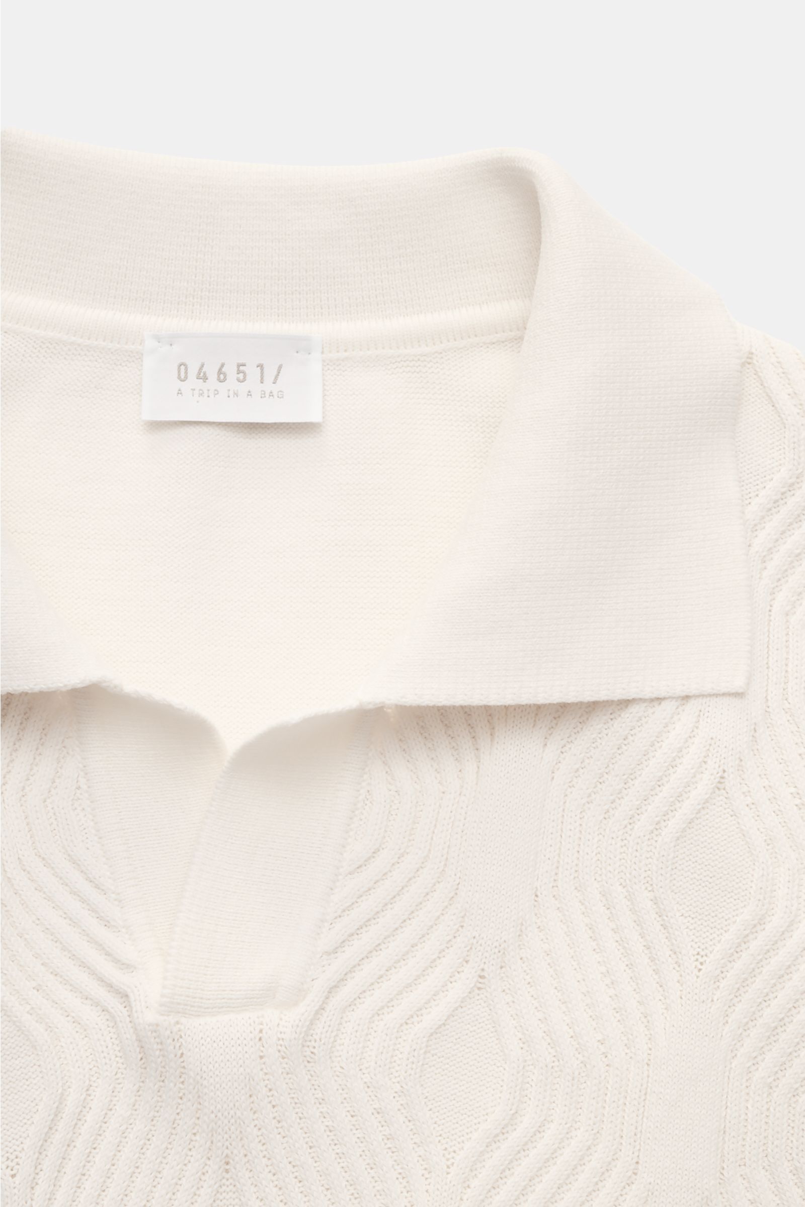 04651/ A trip in a bag Kurzarm-Strickpolo 'Jacquard Johnny' creme, Nahaufnahme von oben, Jacquard-Muster, Polokragen, Baumwolle, Oversized Fit.