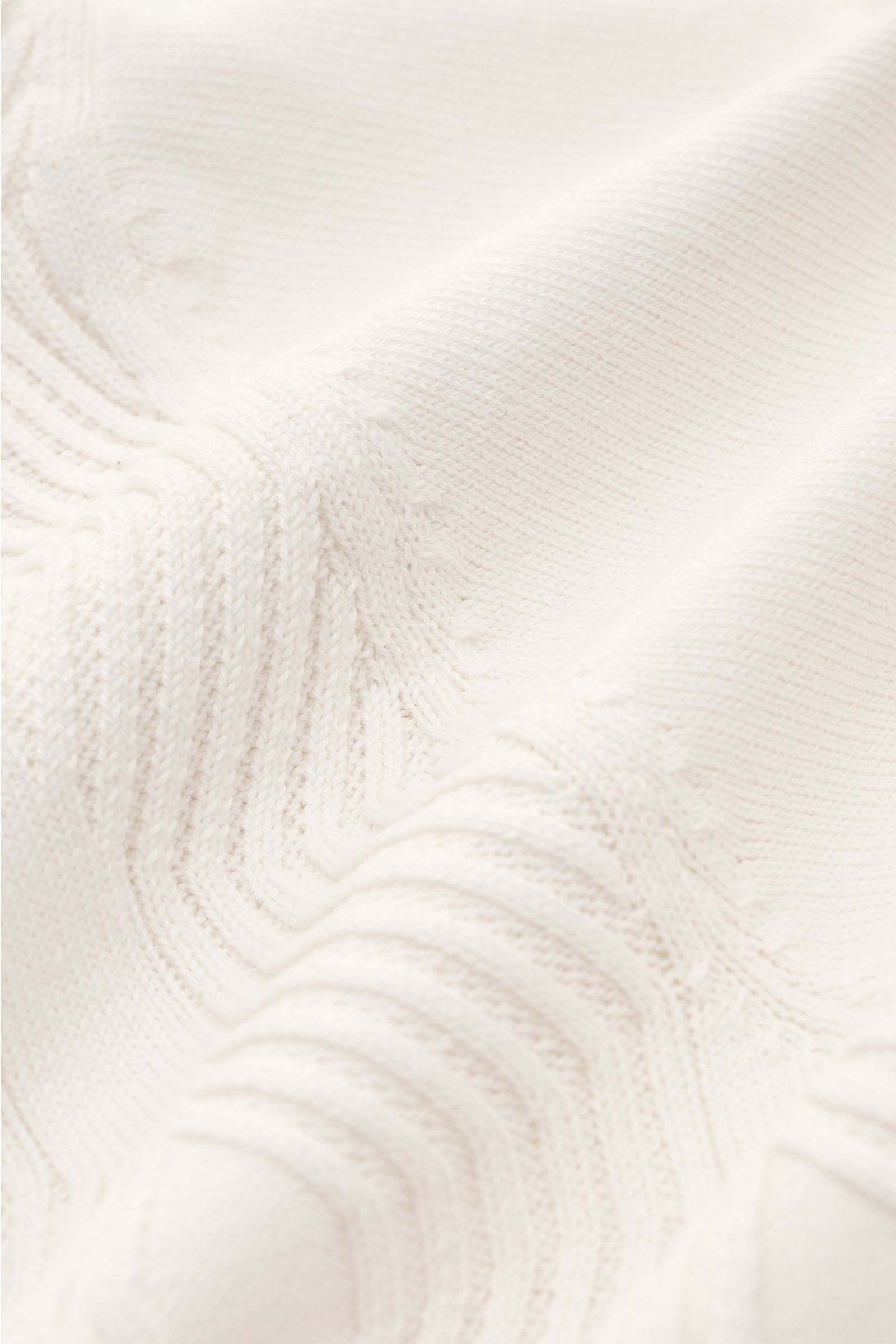 Nahaufnahme des 04651/ A trip in a bag Kurzarm-Strickpolo 'Jacquard Johnny' creme mit feinem Jacquard-Muster, weicher Baumwolle und Oversized Fit.