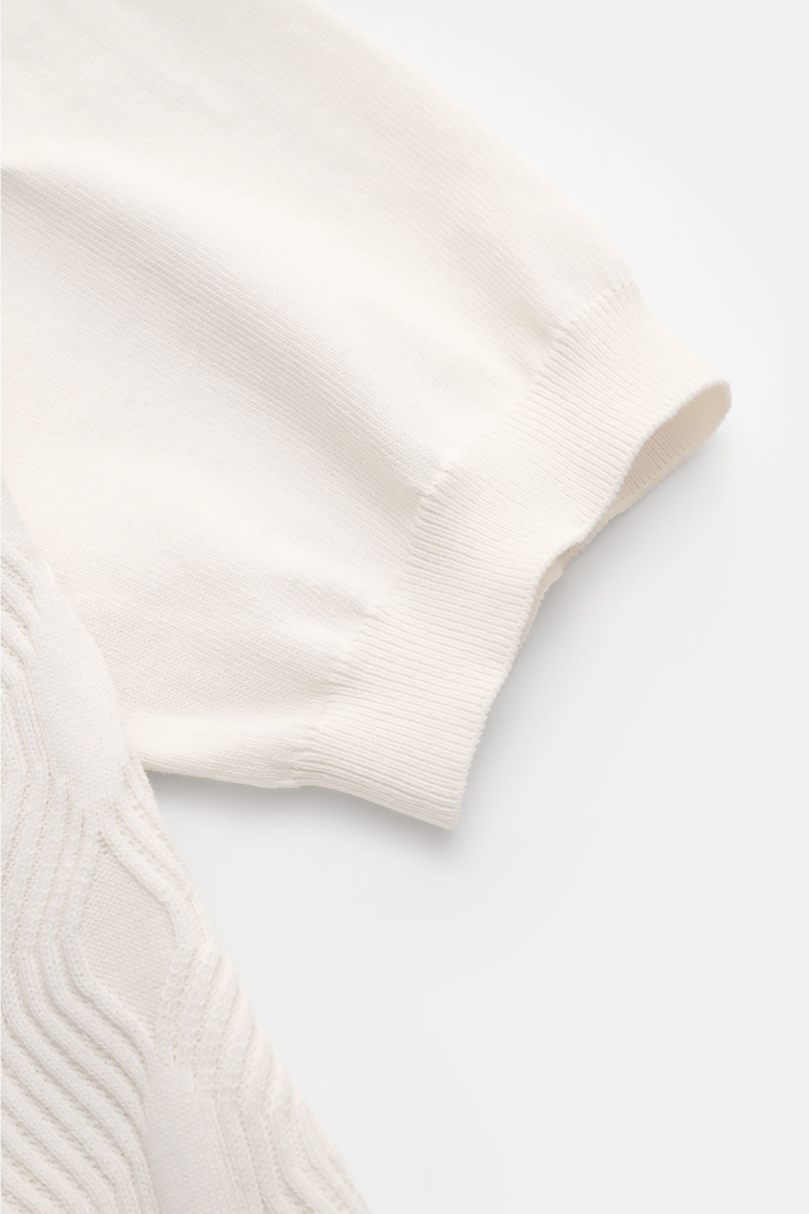 04651/ A trip in a bag Kurzarm-Strickpolo 'Jacquard Johnny' creme, Detailansicht Ärmel, reine Baumwolle, Oversized Fit, Jacquard-Muster.