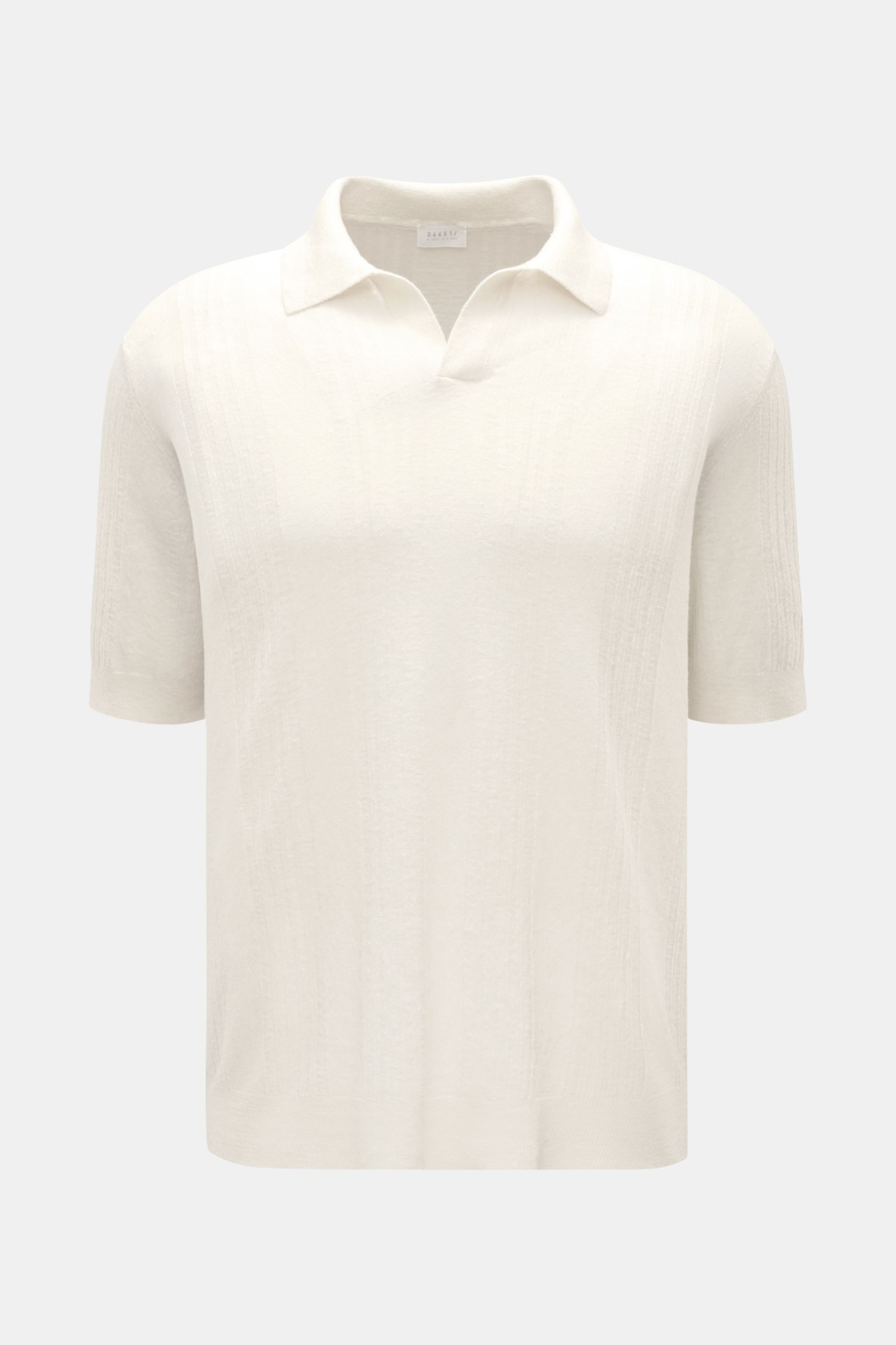 Frontale Nahaufnahme des 04651/ A trip in a bag Kurzarm-Strickpolo 'Johnny' creme mit klassischem Polokragen, offener Kragenleiste, feinem Strukturstrick-Streifenmuster, Oversized Fit und Rippbündchen aus Leinen-Baumwoll-Mix.
