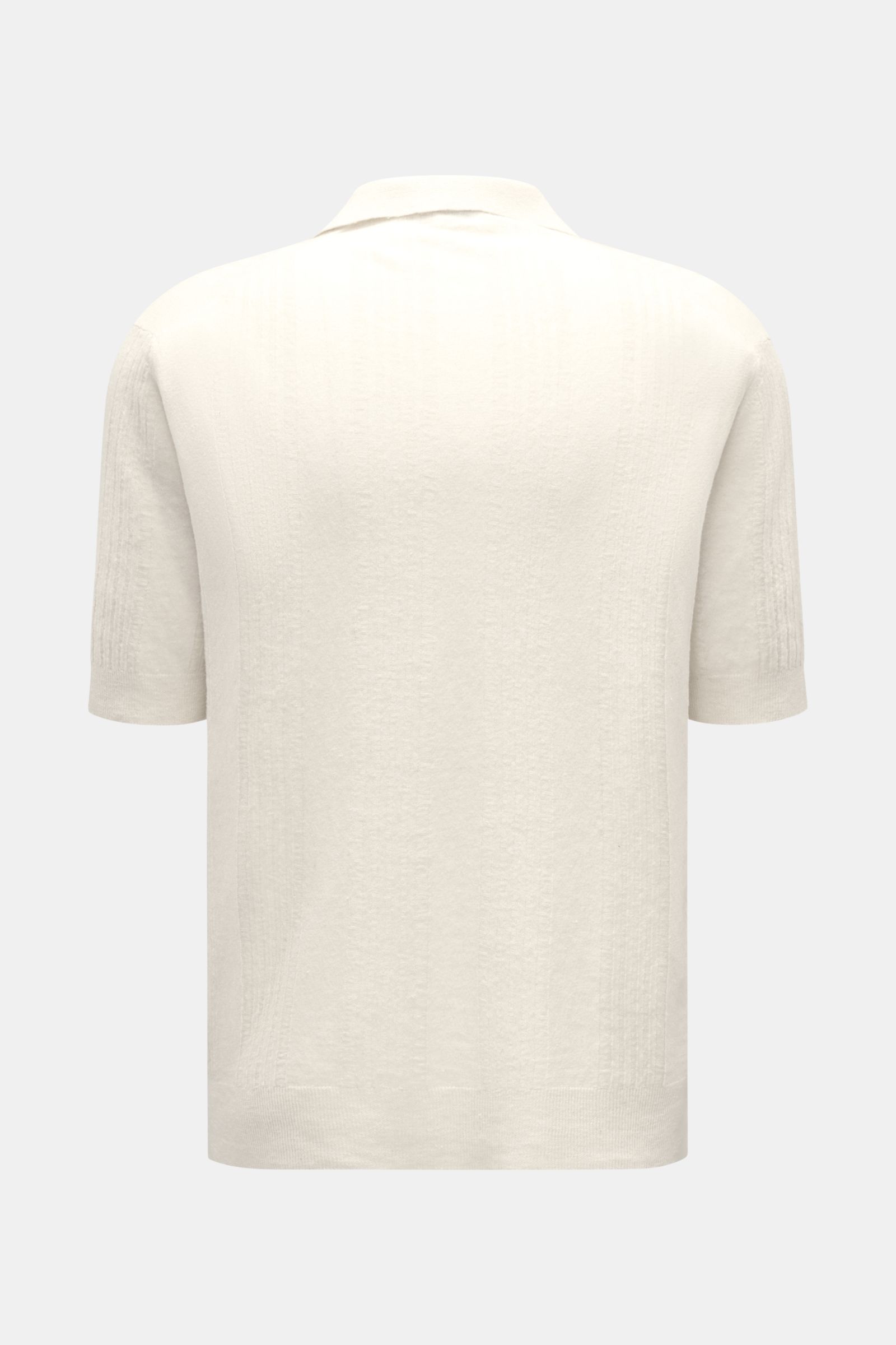 Rückansicht des 04651/ A trip in a bag Kurzarm-Strickpolo 'Johnny' creme mit klassischem Polokragen, offener Kragenleiste, Rippbündchen und feinem Strukturstreifen.
