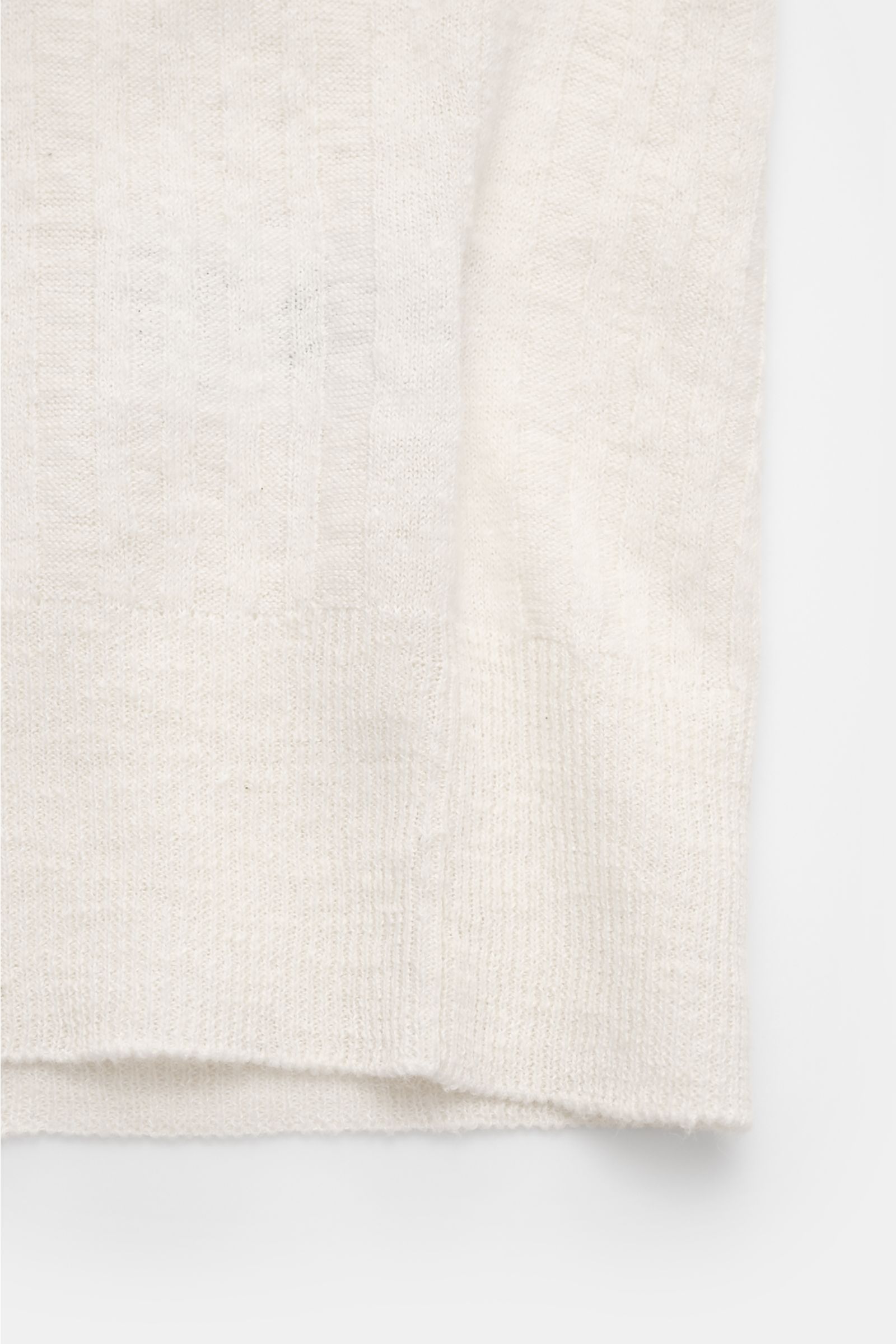 04651/ A trip in a bag Kurzarm-Strickpolo 'Johnny' creme, Nahaufnahme von Strukturstrick mit dezentem Streifenmuster, Rippbündchen, Leinen-Baumwoll-Mix.