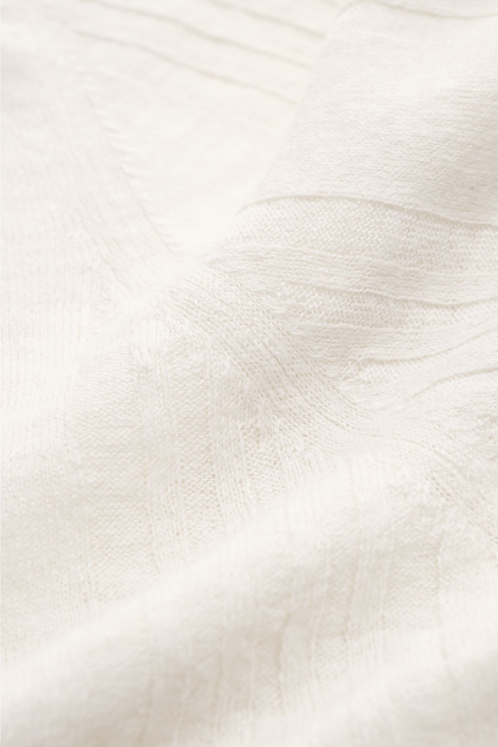 04651/ A trip in a bag Kurzarm-Strickpolo 'Johnny' creme, Nahaufnahme von feinem Strukturstrick-Streifenmuster aus Leinen-Baumwoll-Mix.