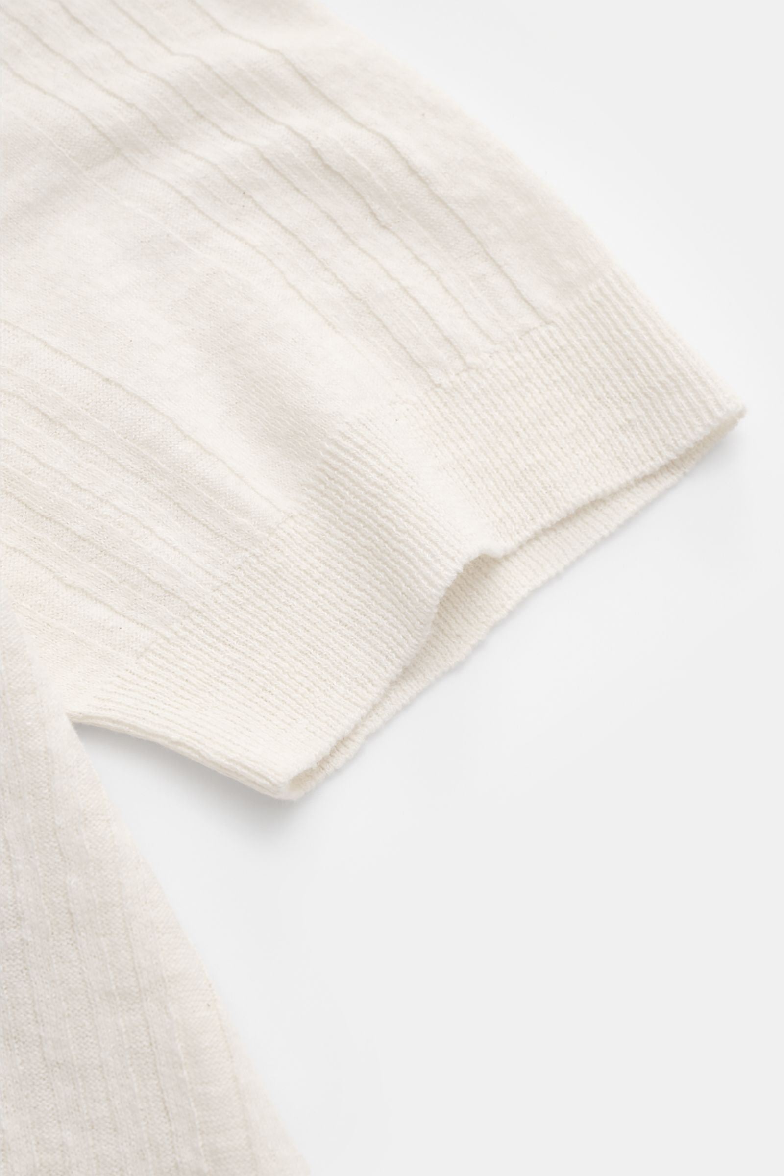 04651/ A trip in a bag Kurzarm-Strickpolo 'Johnny' creme, Nahaufnahme von Ärmel und Strukturstrick mit dezentem Streifenmuster, Oversized Fit, Polokragen, Rippbündchen, Leinen-Baumwoll-Mix.