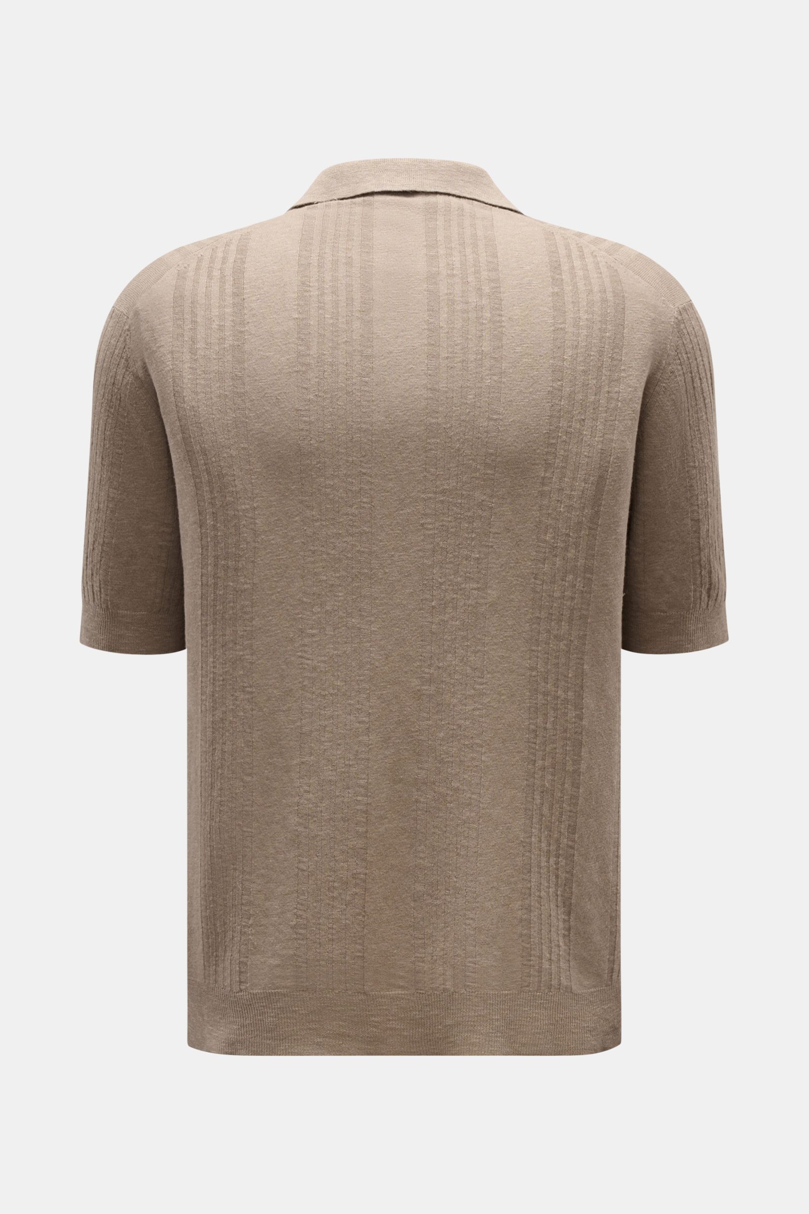 Rückansicht des 04651/ A trip in a bag Kurzarm-Strickpolo 'Johnny' taupe mit feinem Strukturstrick-Streifenmuster, klassischem Polokragen, offener Kragenleiste, Rippbündchen und oversized Fit aus Leinen-Baumwoll-Mix.