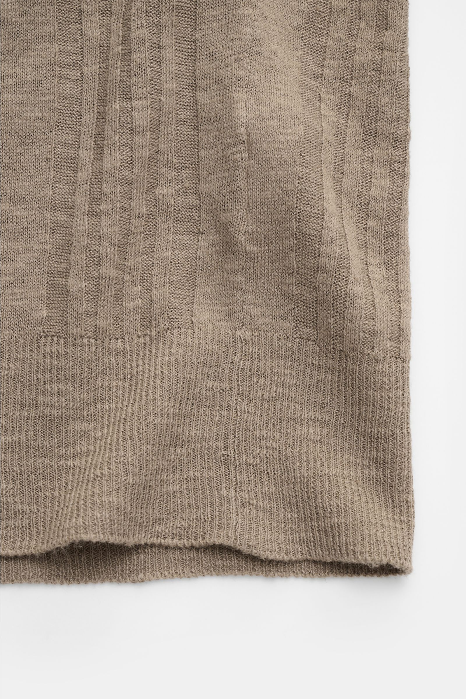 04651/ A trip in a bag Kurzarm-Strickpolo 'Johnny' taupe, Nahaufnahme unten, Leinen-Baumwoll-Mix, feines Streifen-Strickmuster, Oversized Fit, Rippbündchen.