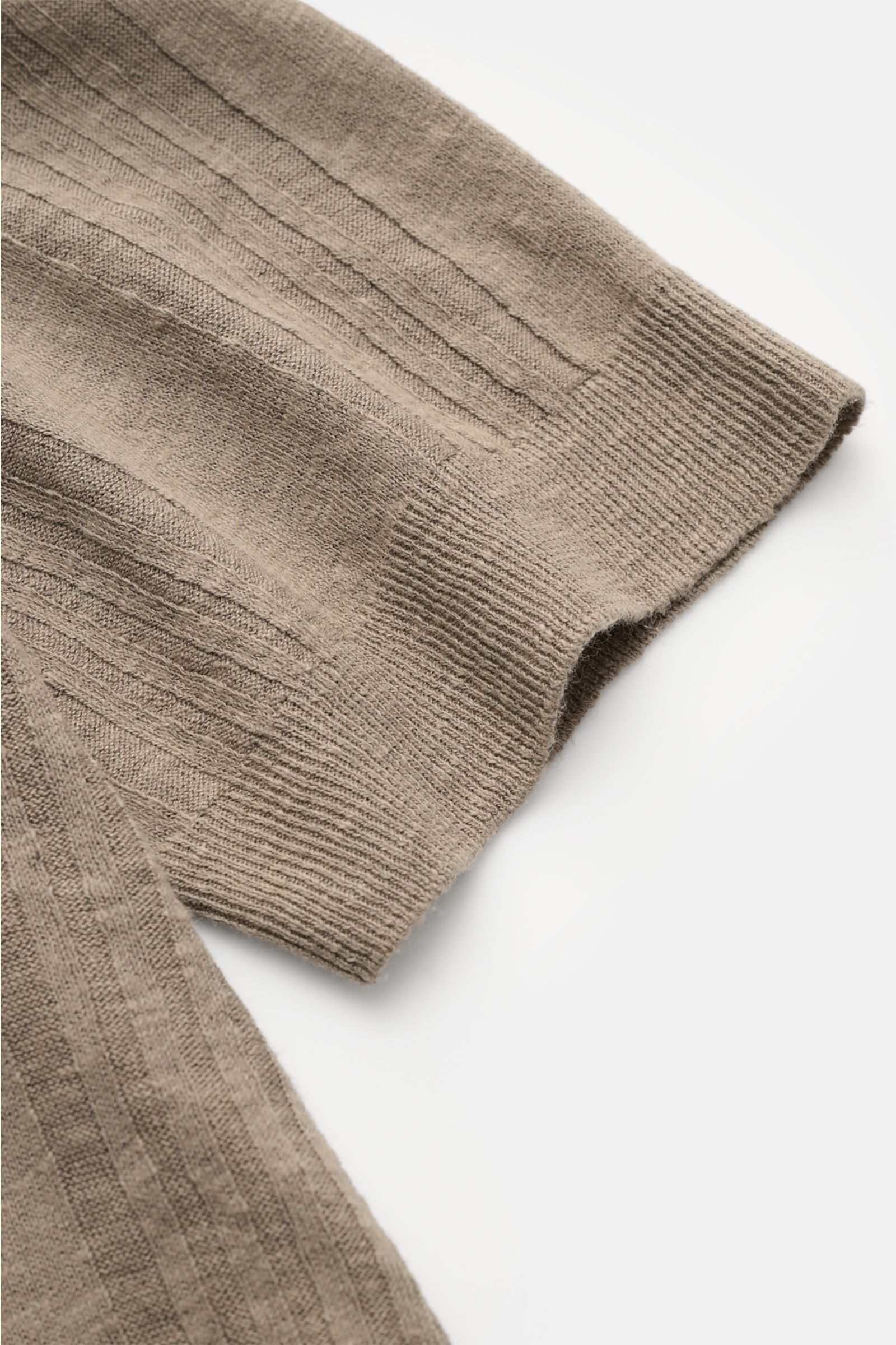04651/ A trip in a bag Kurzarm-Strickpolo 'Johnny' taupe, Detailansicht des Ärmels mit feinem Strukturstrick-Streifenmuster, Rippbündchen, Leinen-Baumwoll-Mix.