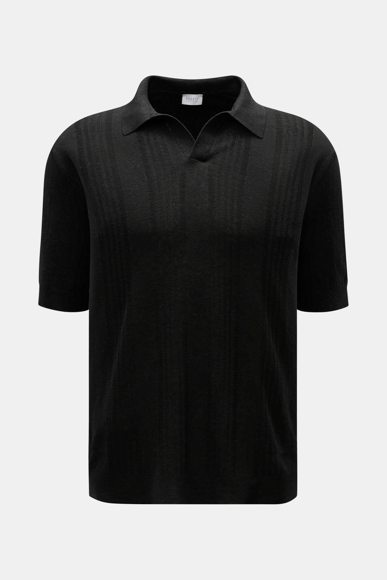 Frontansicht des 04651/ A trip in a bag Kurzarm-Strickpolo 'Johnny' schwarz mit klassischem Polokragen, offenem Kragen und feinem Streifenstrukturstrick.