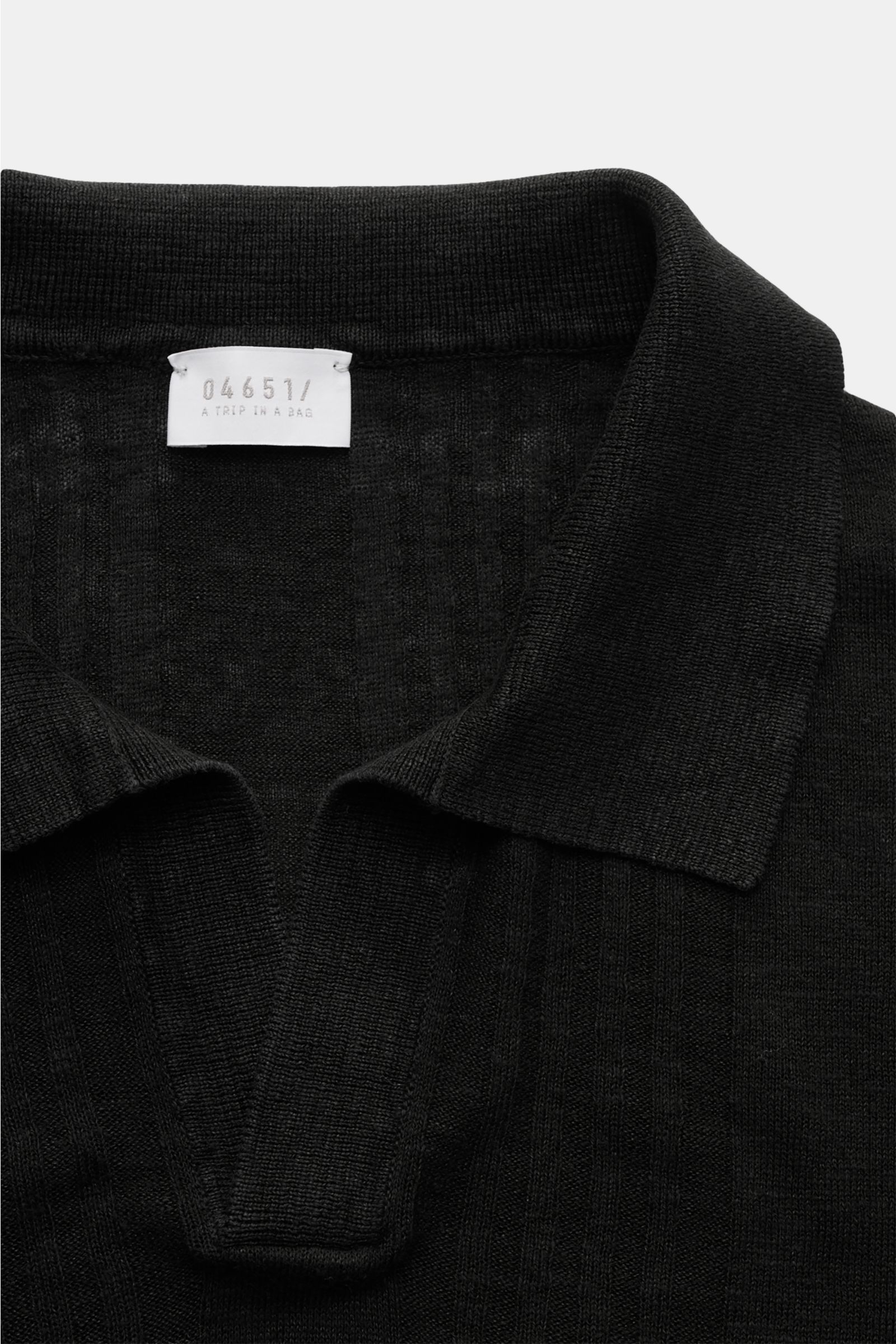 04651/ A trip in a bag Kurzarm-Strickpolo 'Johnny' schwarz, Front nah, Leinen-Baumwollmix, feines Streifen-Strickmuster, klassischer Polokragen, offene Kragenleiste.