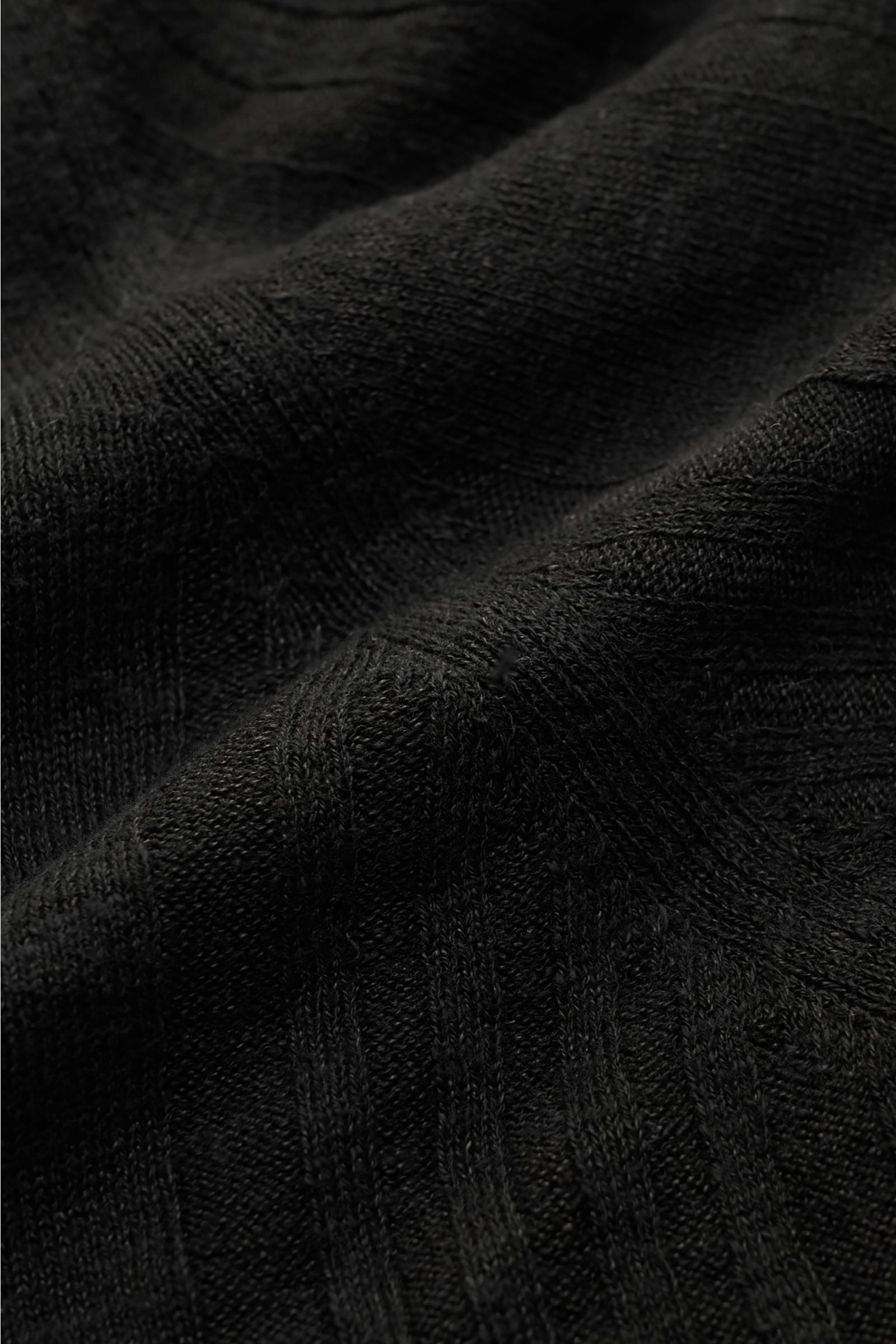 Schwarzes 04651/ A trip in a bag Kurzarm-Strickpolo 'Johnny' mit feinem Strukturstrick-Streifenmuster, aufgenommen aus Nahaufnahme mit Fokus auf Material und Haptik.