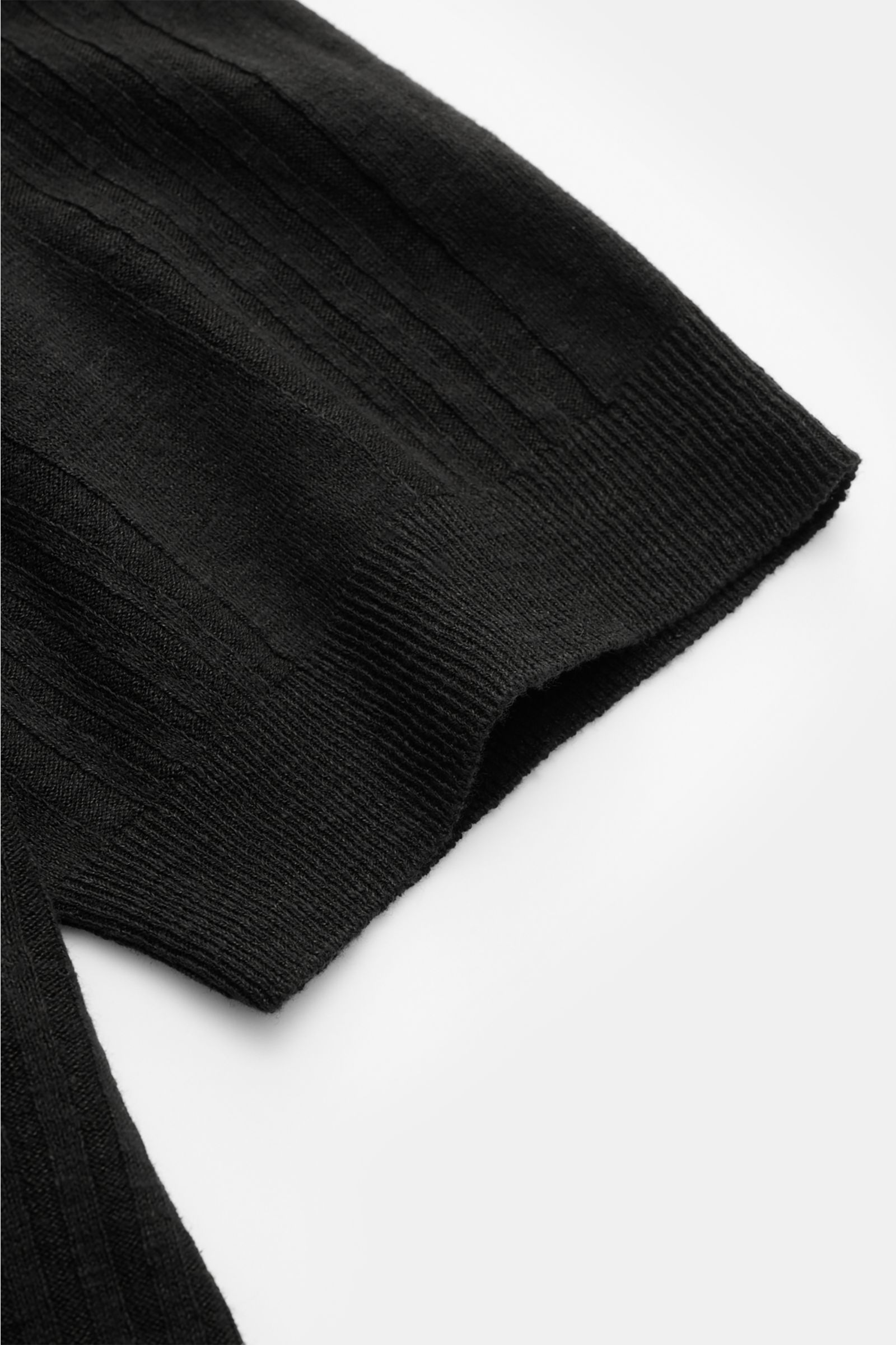 Schwarzes 04651/ A trip in a bag Kurzarm-Strickpolo 'Johnny' in Oversized Fit, Detailfoto von Ärmel und Streifenstruktur, Leinen-Baumwolle.