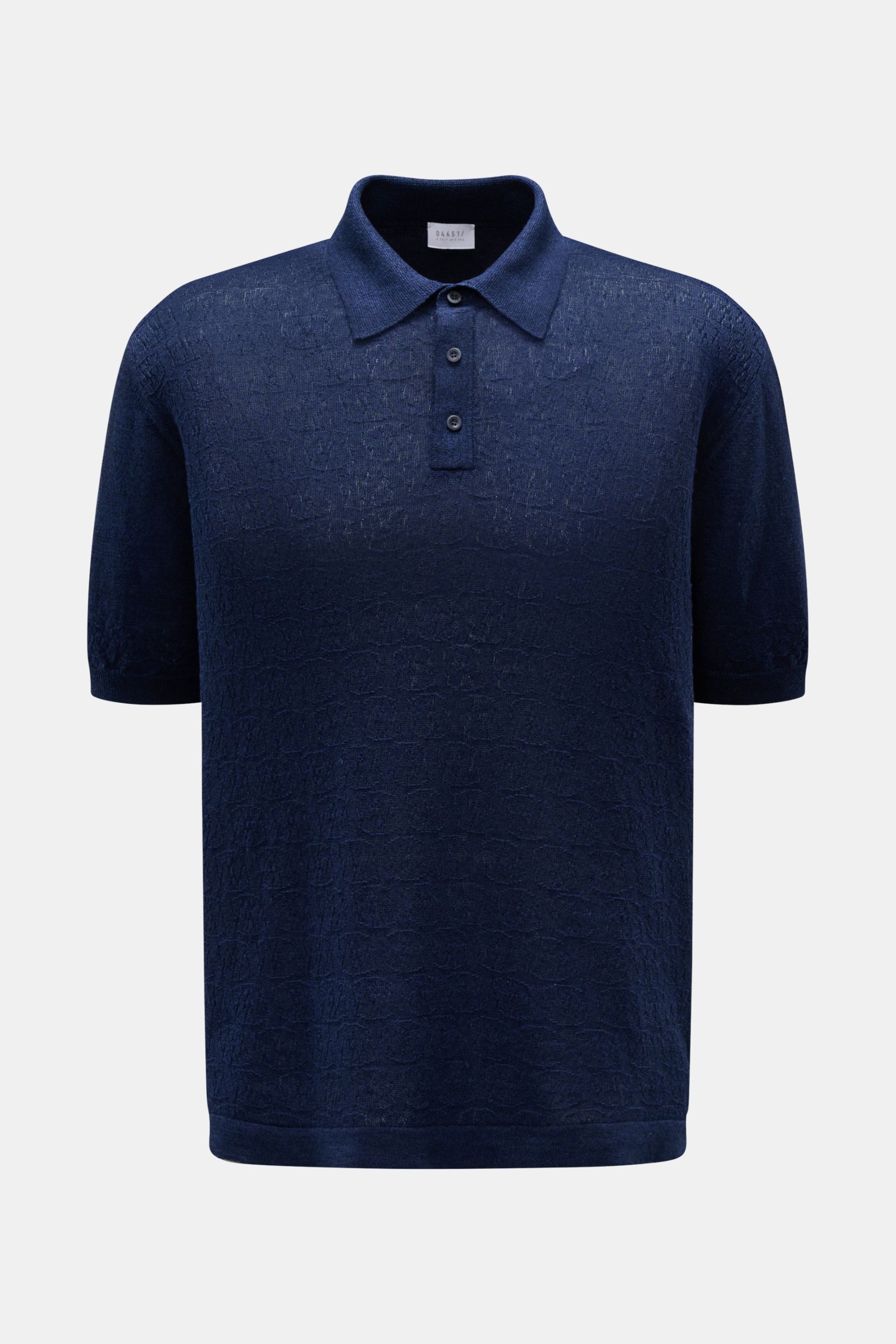 04651/ A trip in a bag Kurzarm-Strickpolo 'Hansen' navy, frontale Ansicht, Oversized Fit, feines Jacquard-Muster, Leinen-Baumwoll-Mix, klassischer Polokragen