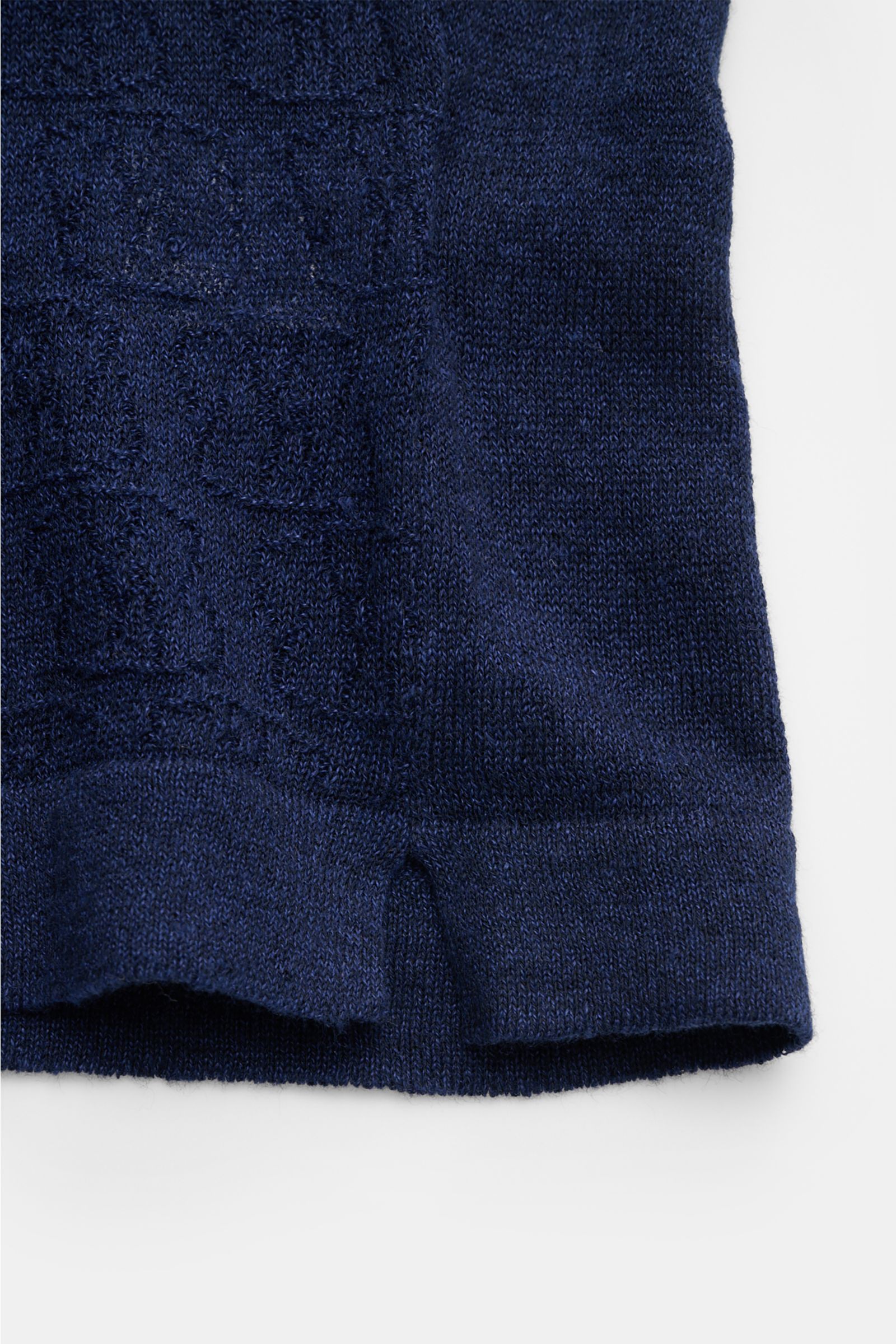 04651/ A trip in a bag Kurzarm-Strickpolo 'Hansen' navy, Detailansicht unten mit feinem Jacquard-Strick, Oversized Fit, Leinen-Baumwoll-Mix.