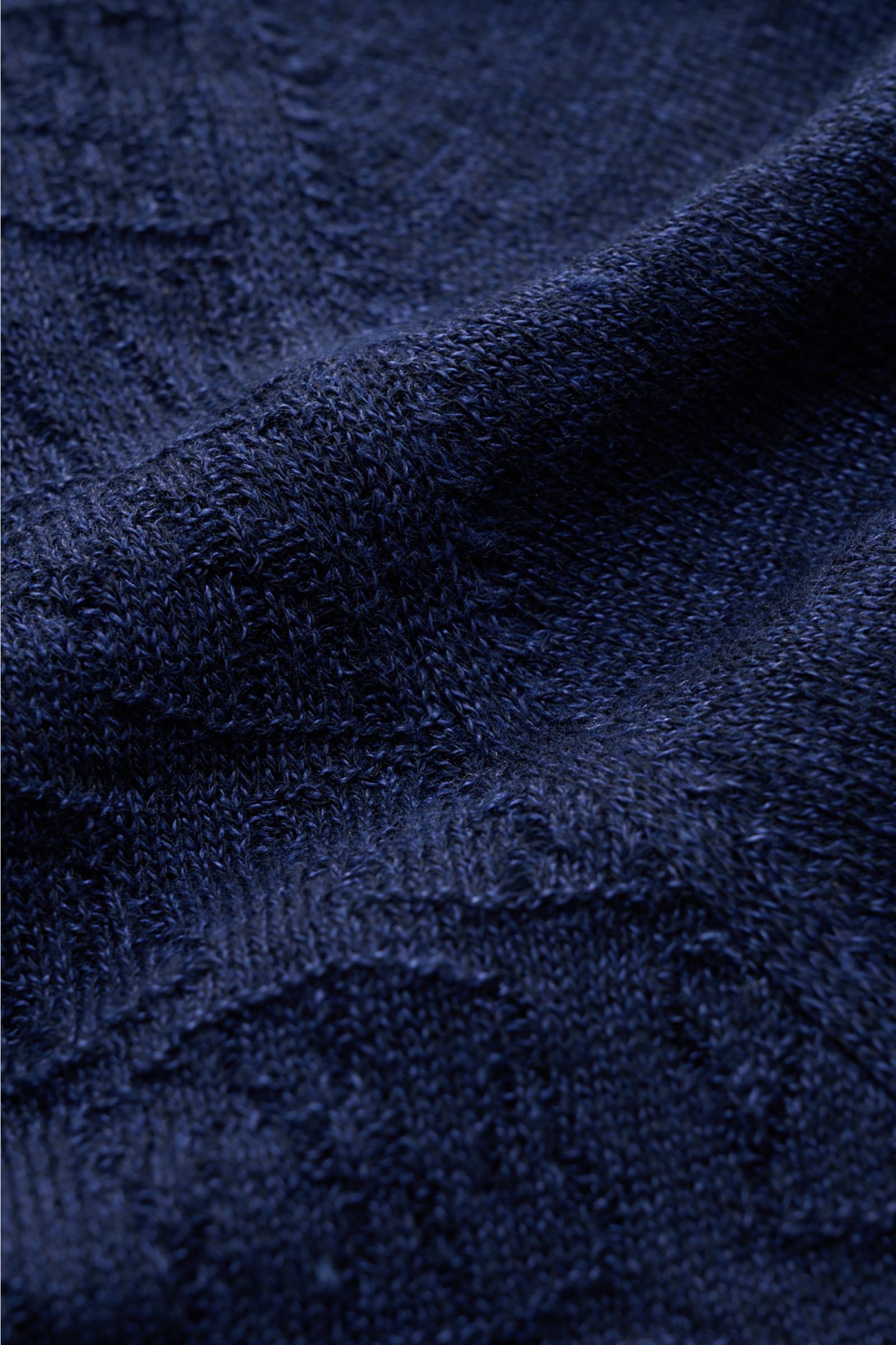 Nahaufnahme des feinen Jacquard-Stricks in navy des 04651/ A trip in a bag Kurzarm-Strickpolo 'Hansen' navy aus Leinen-Baumwoll-Mix mit Oversized Fit.