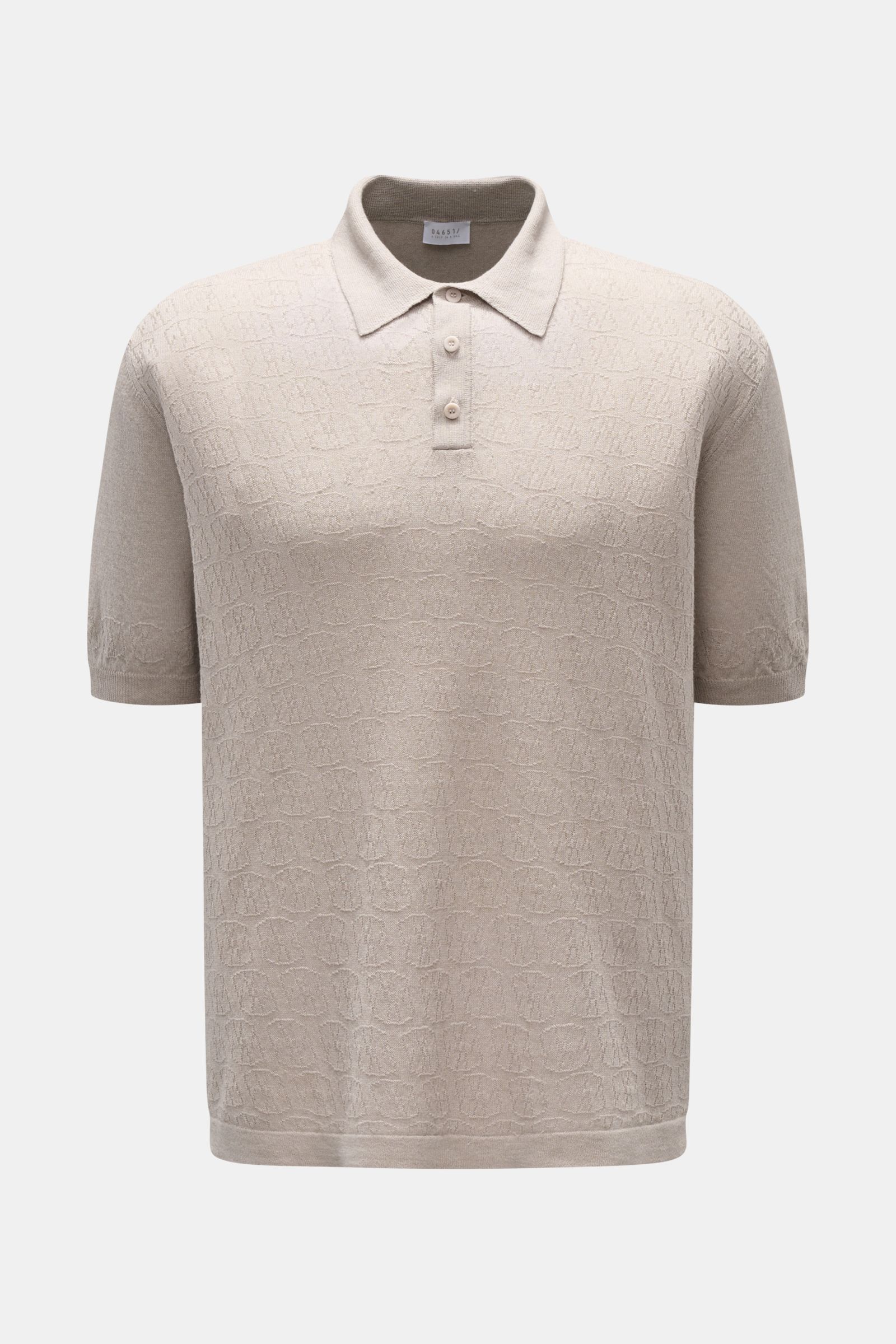 04651/ A trip in a bag Kurzarm-Strickpolo 'Hansen' hellgrau, frontal fotografiert, mit klassischem Polokragen, feinem Jacquard-Muster, Oversized Fit, Leinen-Baumwoll-Mix.