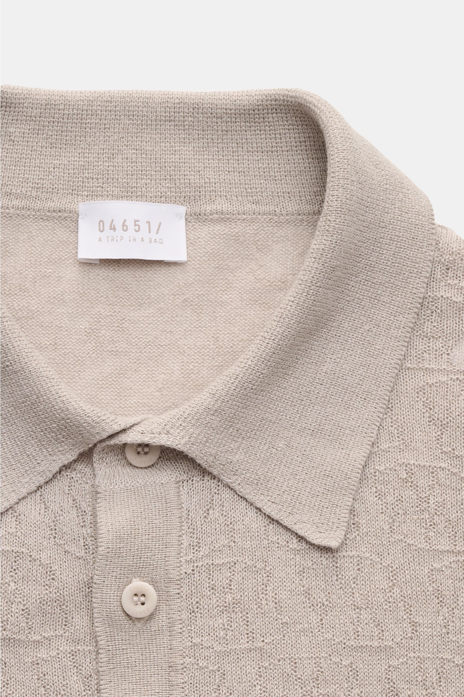 04651/ A trip in a bag Kurzarm-Strickpolo 'Hansen' hellgrau, Front nah, klassischer Polokragen, feiner Jacquard, Leinen-Baumwoll-Mix, Oversized Fit, leichte Haptik.