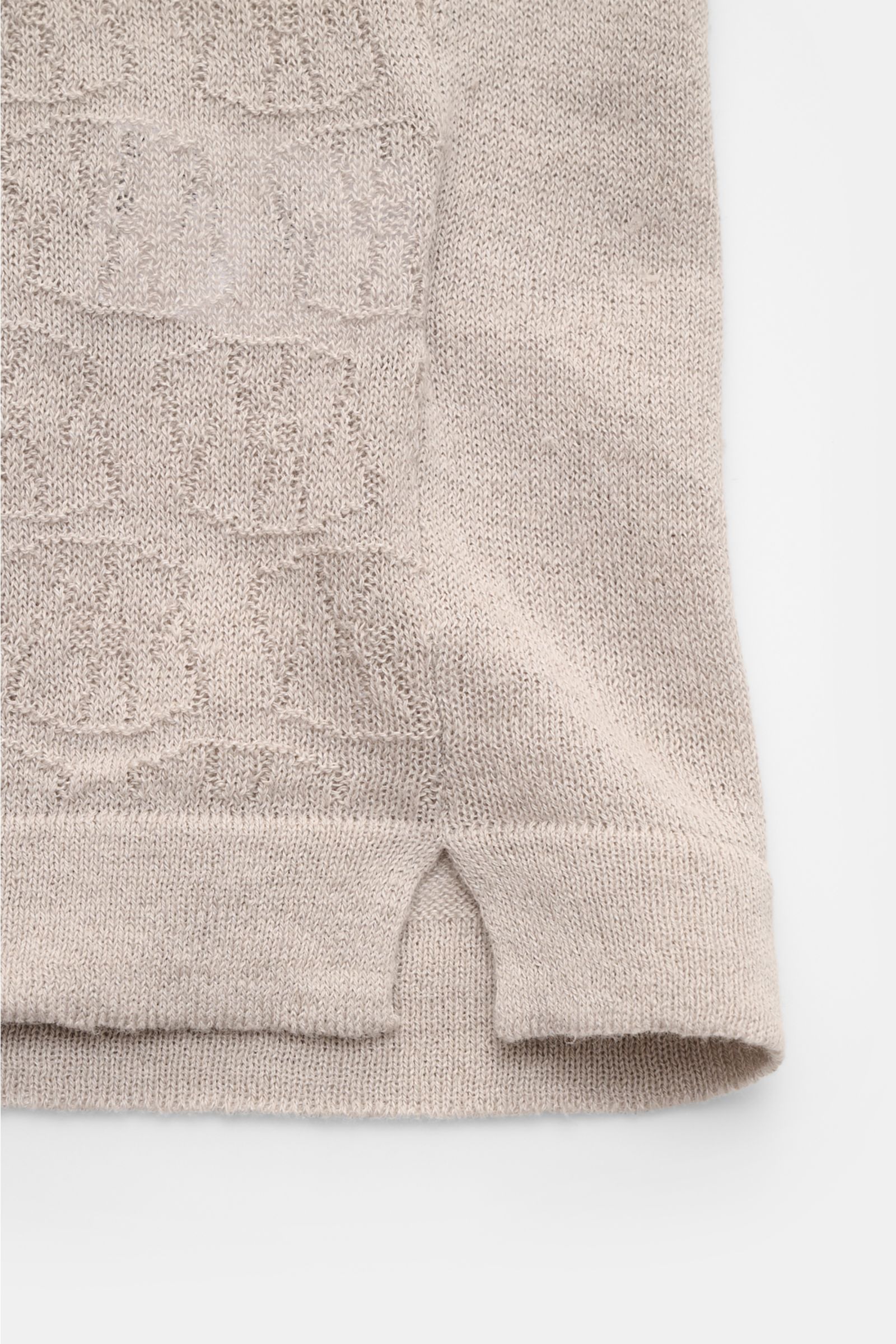 04651/ A trip in a bag Kurzarm-Strickpolo 'Hansen' hellgrau, Detailansicht unten mit Jacquard-Muster, Leinen-Baumwoll-Mix, Oversized Fit.