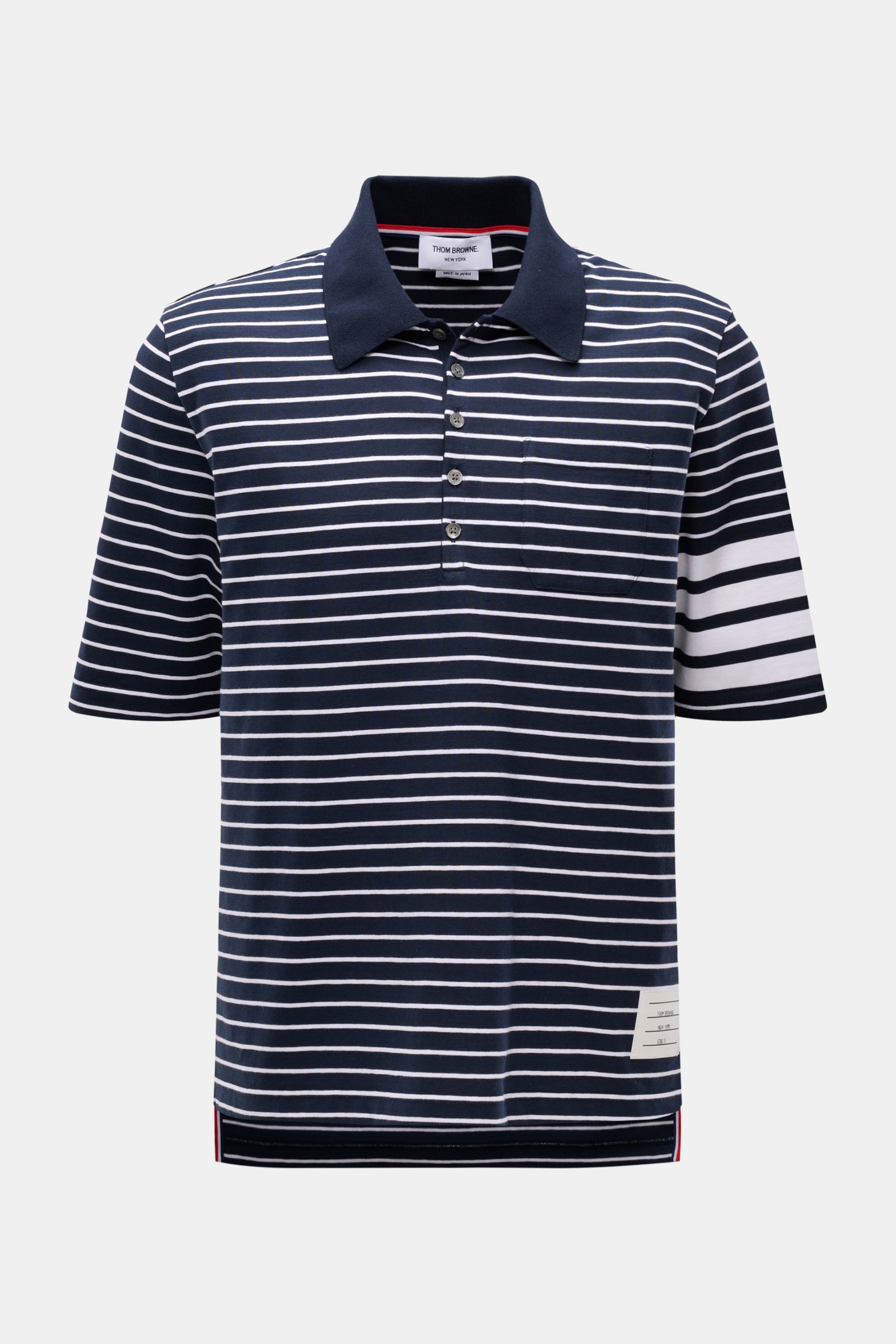 Front view of Thom Browne Jersey-Poloshirt navy/weiß gestreift, a slim fit polo shirt made of pure cotton with soft touch, classic stripe pattern, chest pocket, traditional collar, brand stripes on sleeve, and extended back. Zeitlos maritim: Das Polosh