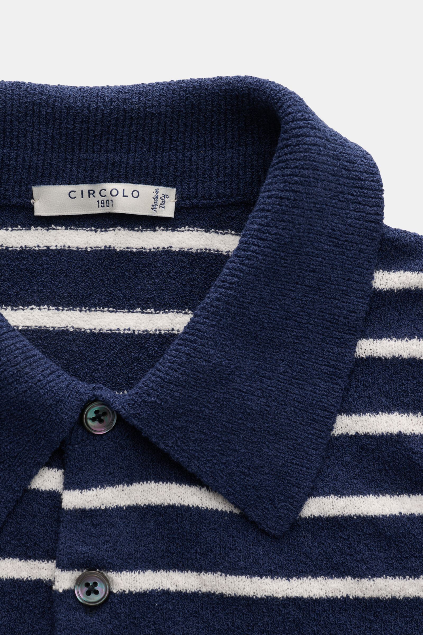 Circolo 1901 Frottee-Kurzarm-Strickpolo navy/weiß gestreift, Detailaufnahme von Kragen und Knopfleiste, Baumwolle-Microfaser.