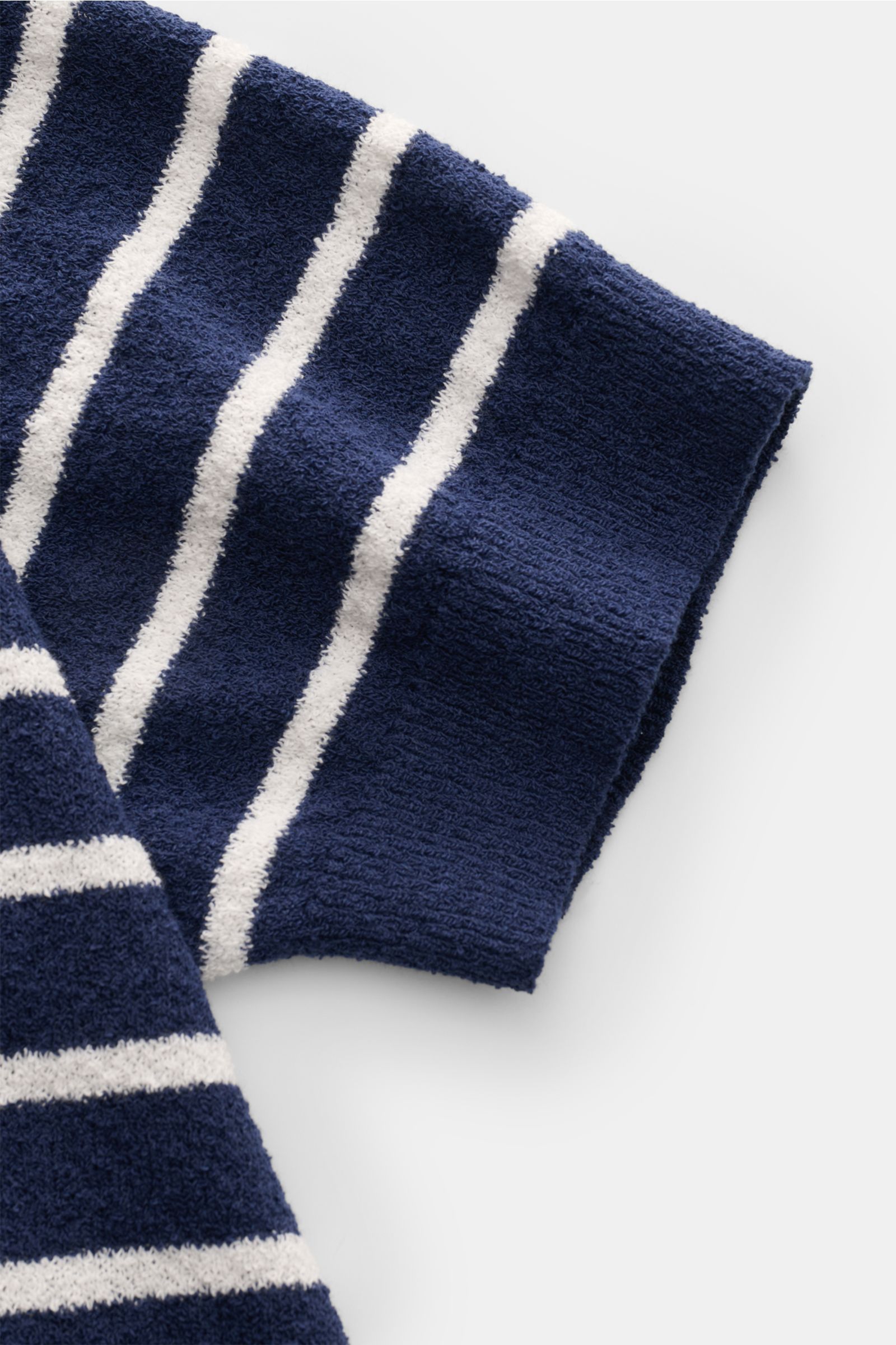 Nahaufnahme des kurzärmeligen Circolo 1901 Frottee-Kurzarm-Strickpolo navy/weiß gestreift von oben, weicher Baumwoll-Microfaser-Frottee mit schmalen Streifen, klassischem Polokragen, Drei-Knopf-Leiste und flexiblem Rippbündchen, Slim Fit, sommerliches Ess