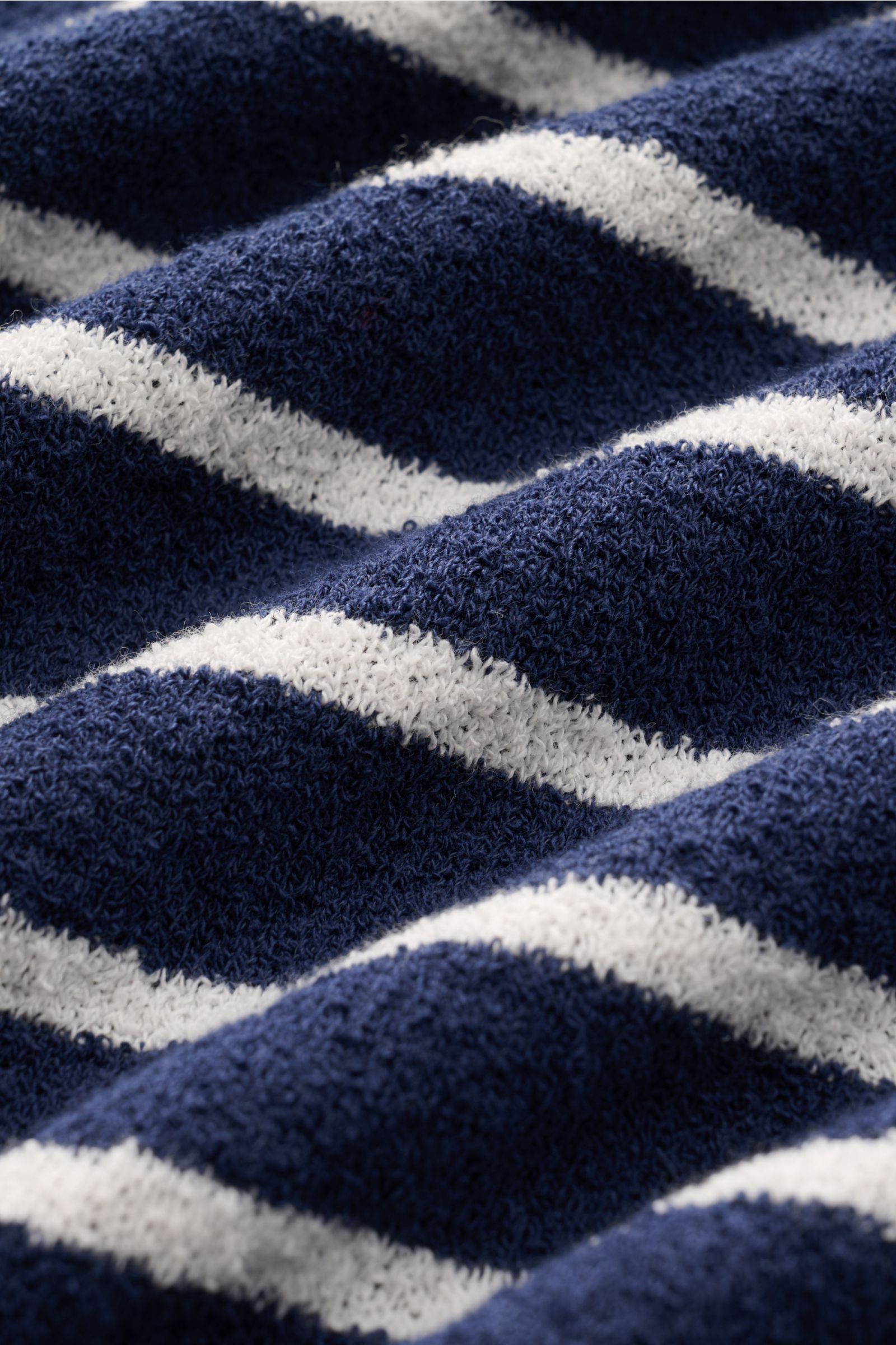 Nahaufnahme des Circolo 1901 Frottee-Kurzarm-Strickpolos navy/weiß gestreift, Detail der atmungsaktiven Baumwoll-Microfaser-Struktur mit schmalen Streifen.