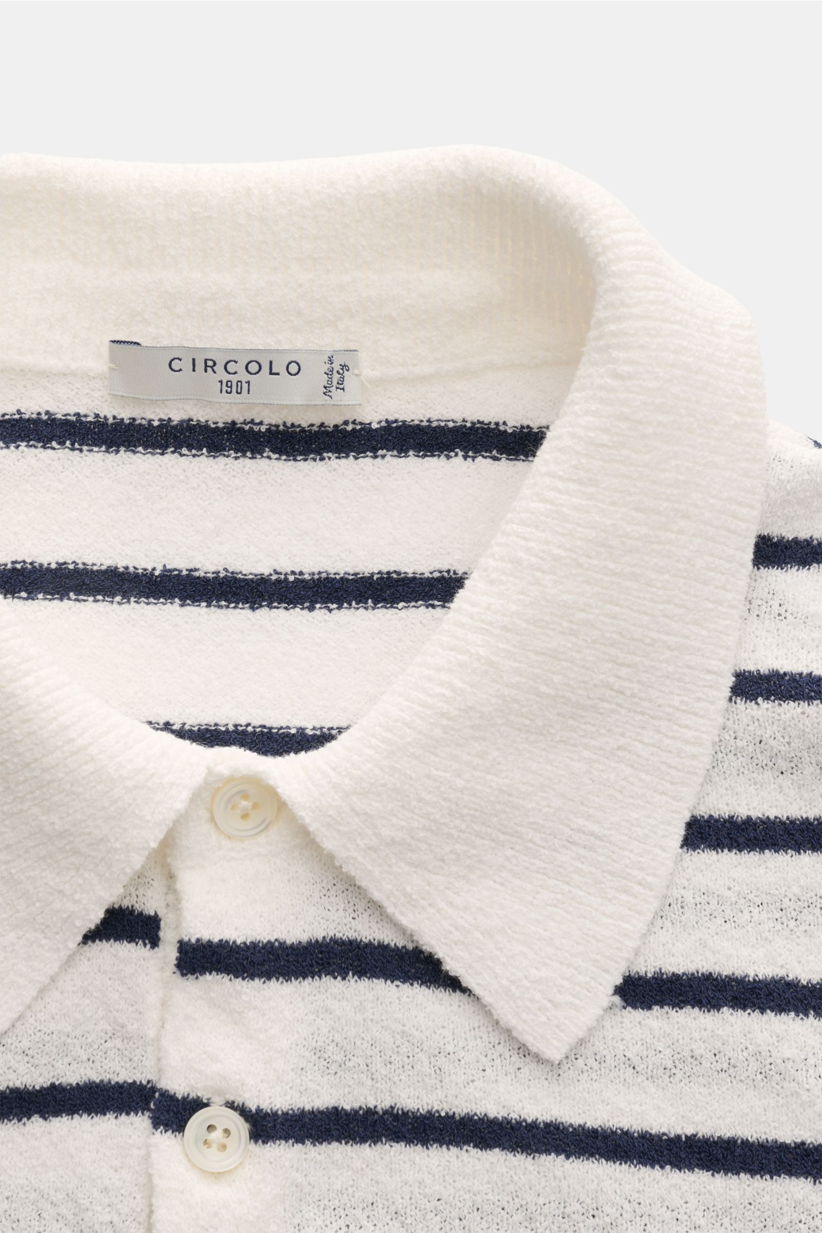 Circolo 1901 Frottee-Kurzarm-Strickpolo offwhite/navy gestreift, Nahaufnahme von Kragen, Knopfleiste und Struktur aus Baumwolle-Microfaser.