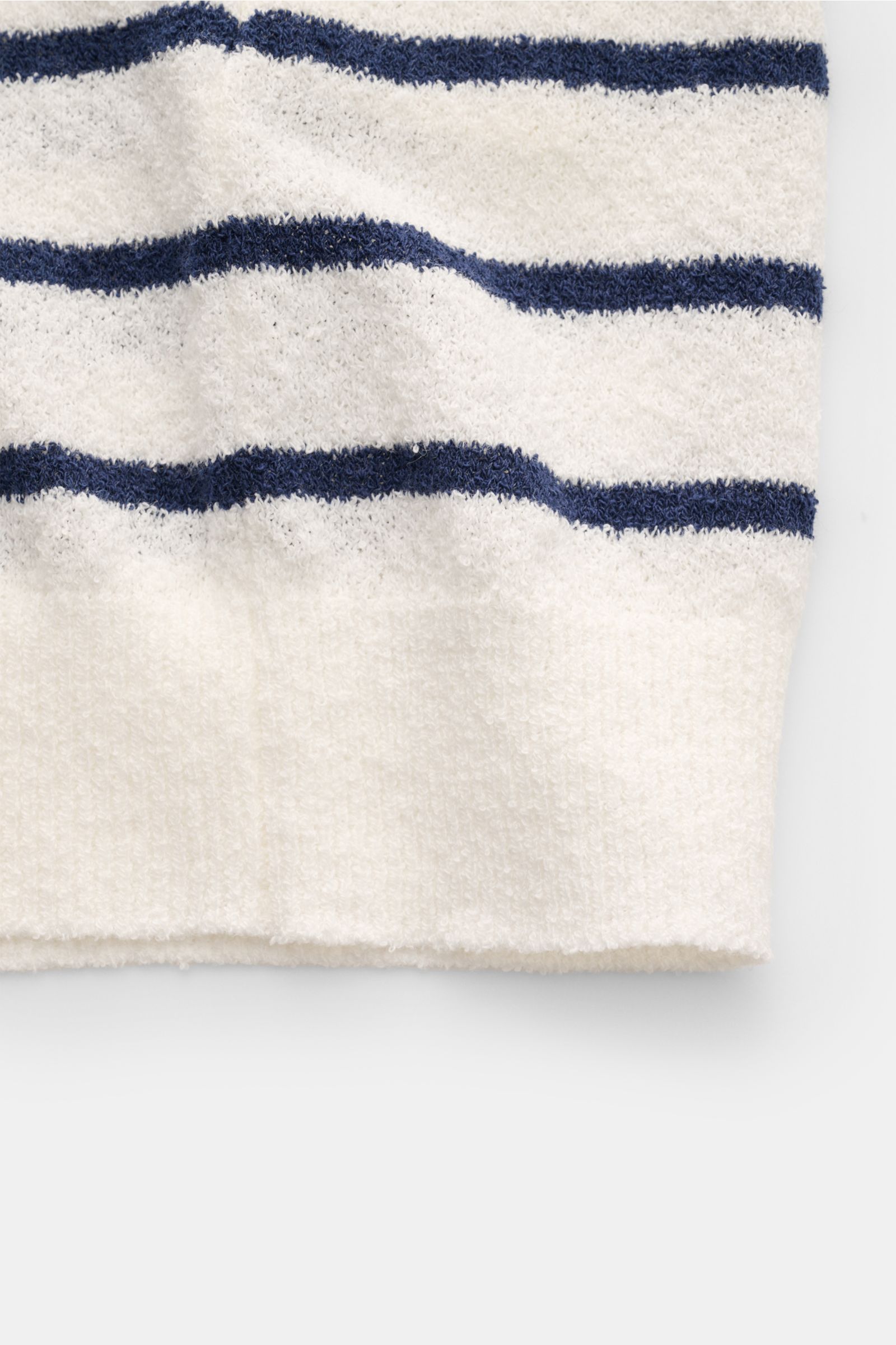 Circolo 1901 Frottee-Kurzarm-Strickpolo offwhite/navy gestreift, Detailaufnahme der weichen, atmungsaktiven Struktur mit Rippbündchen.