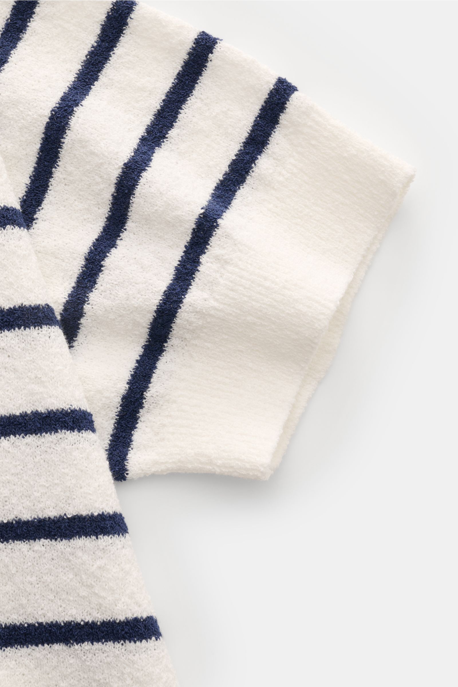 Nahaufnahme des Circolo 1901 Frottee-Kurzarm-Strickpolo offwhite/navy gestreift von schräg oben, zeigt weiche Baumwoll-Microfaser mit schmalen Streifen und flexiblem Rippbündchen.