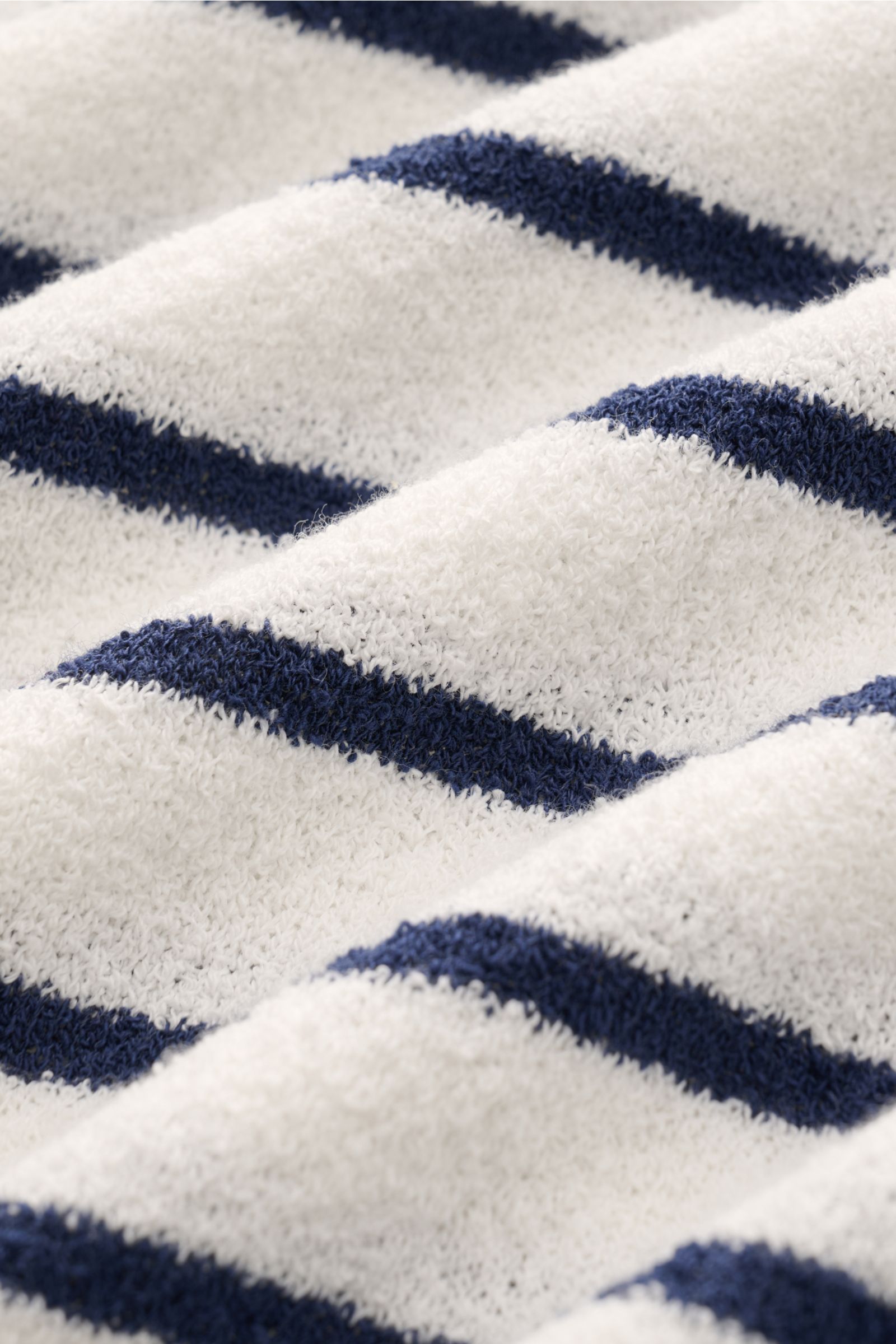 Nahaufnahme des Circolo 1901 Frottee-Kurzarm-Strickpolo offwhite/navy gestreift, zeigt die weiche, strukturierte Frottee-Baumwoll-Microfaser mit schmalen Streifen.