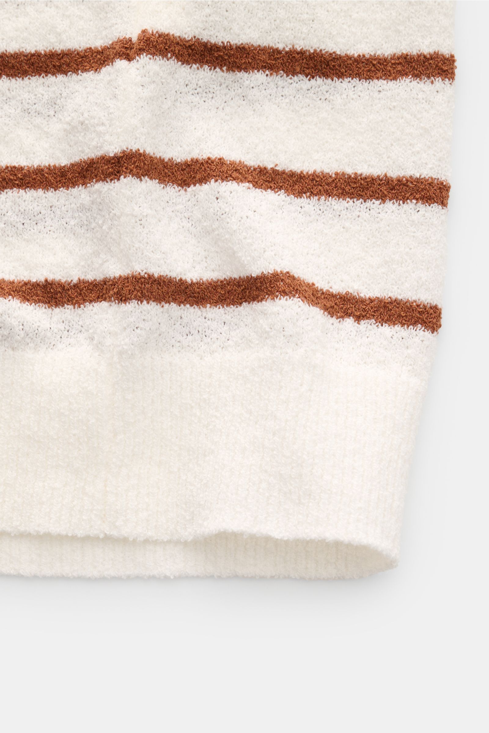 Close-up front view of the Circolo 1901 Frottee-Kurzarm-Strickpolo weiß/braun gestreift showing its soft cotton and microfiber terry knit with slim fit, classic polo collar, three-button placket, narrow brown stripes, and flexible ribbed cuffs, a summer e