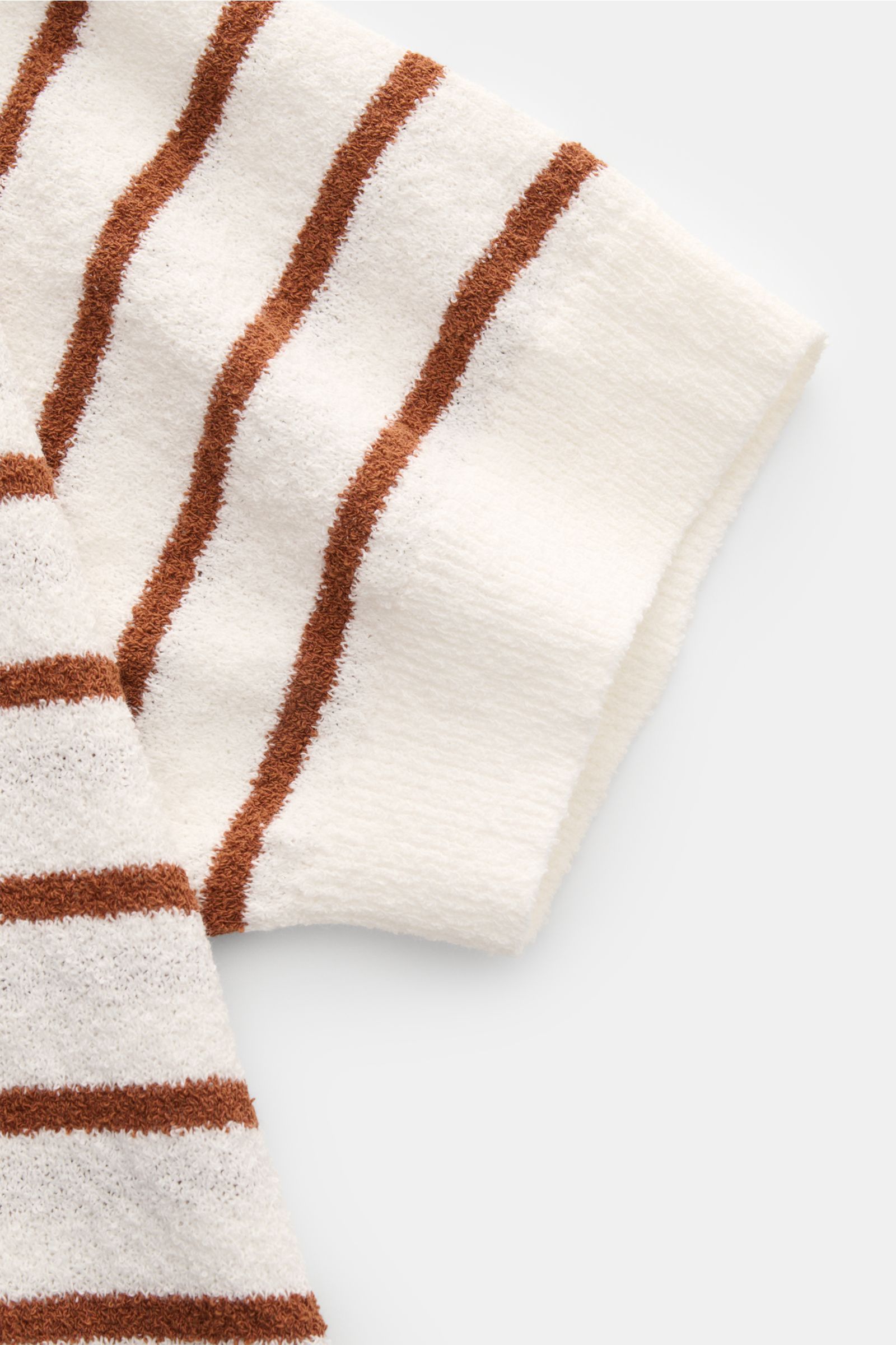Close-up front view of the sleeve of the Circolo 1901 Frottee-Kurzarm-Strickpolo weiß/braun gestreift, a summer essential with soft, breathable terry knit in white with slim brown stripes, featuring a relaxed short sleeve design and textured fabric. So
