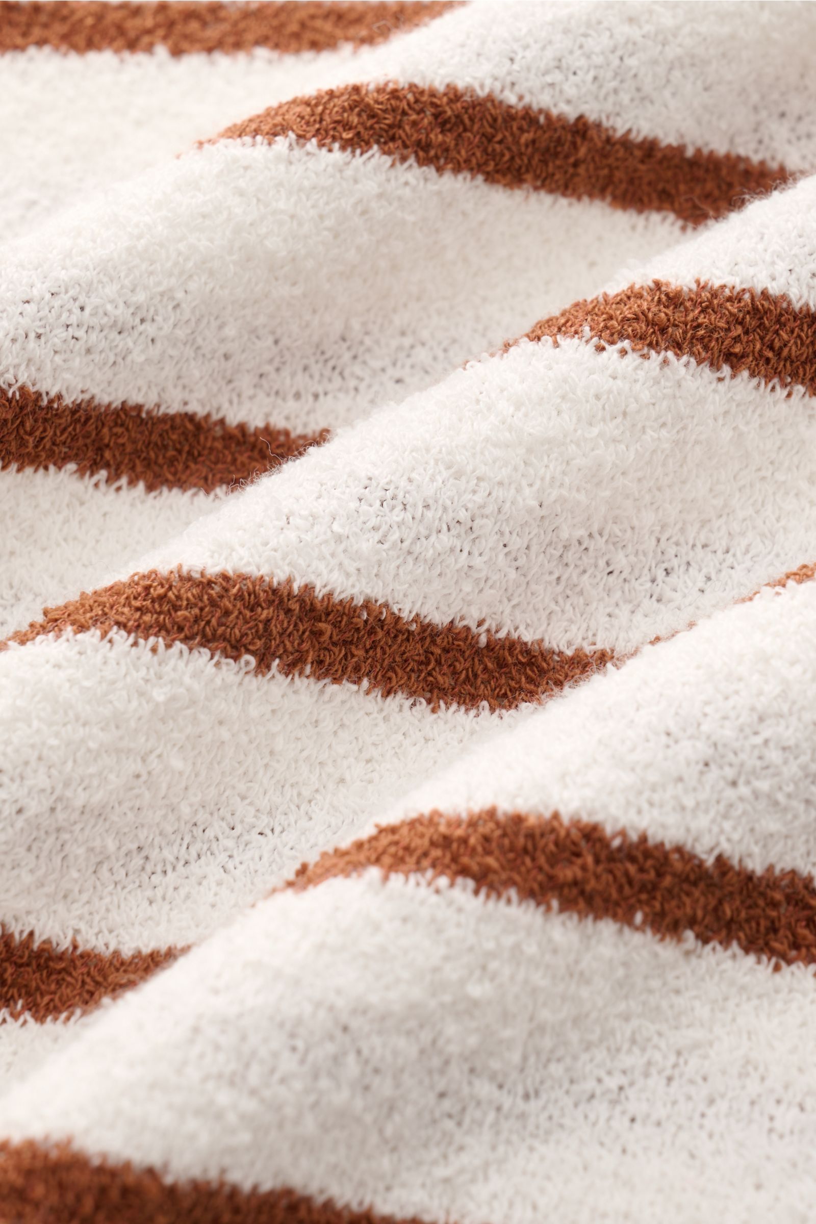 Close-up fabric texture of Circolo 1901 Frottee-Kurzarm-Strickpolo weiß/braun gestreift, showing soft, breathable cotton and microfiber terry knit with slim, classic brown stripes on white background, photographed from an angled top view. Sommer-Essential