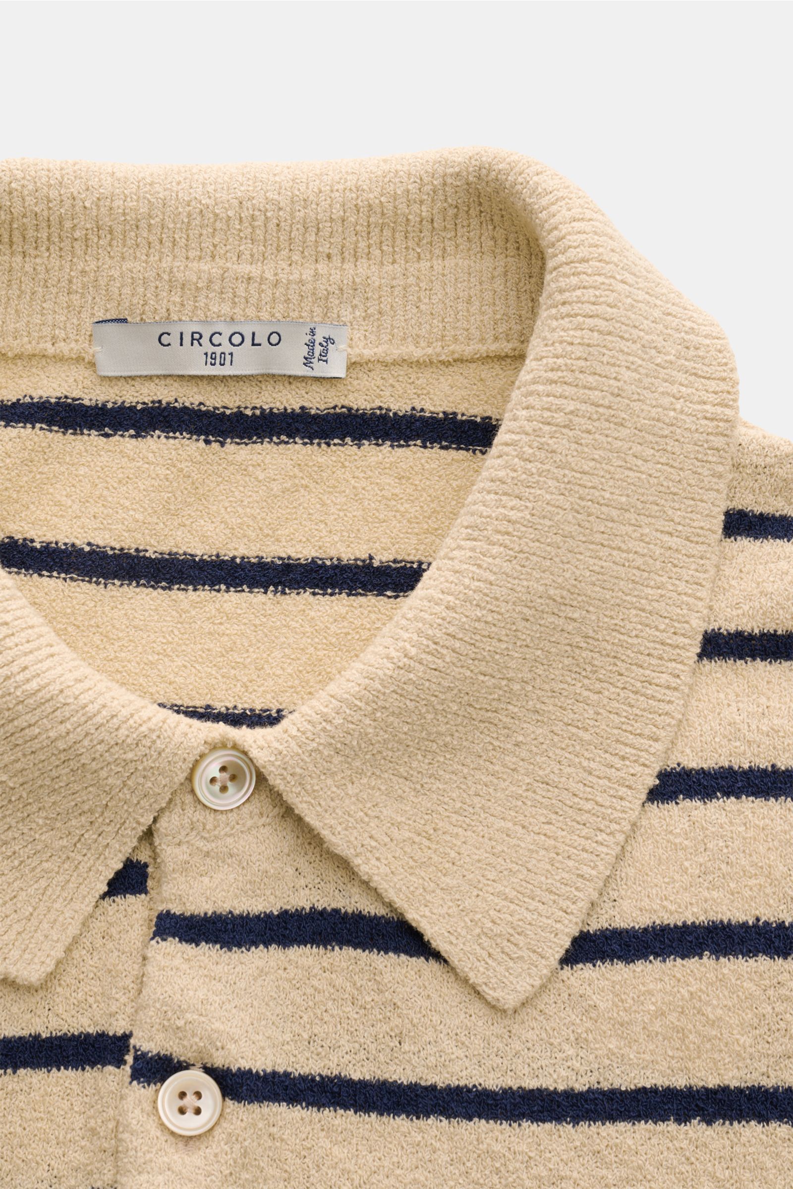 Nahaufnahme des Circolo 1901 Frottee-Kurzarm-Strickpolo beige/navy gestreift mit Polokragen, drei Knöpfen und strukturierter Baumwoll-Microfaser-Qualität.