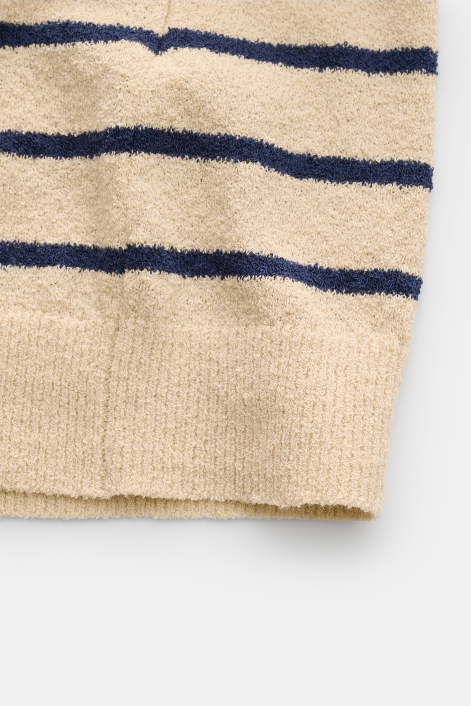 Nahaufnahme des unteren Saums vom Circolo 1901 Frottee-Kurzarm-Strickpolo beige/navy gestreift mit schmalen Streifen, strukturierter Baumwolle und Microfaser.