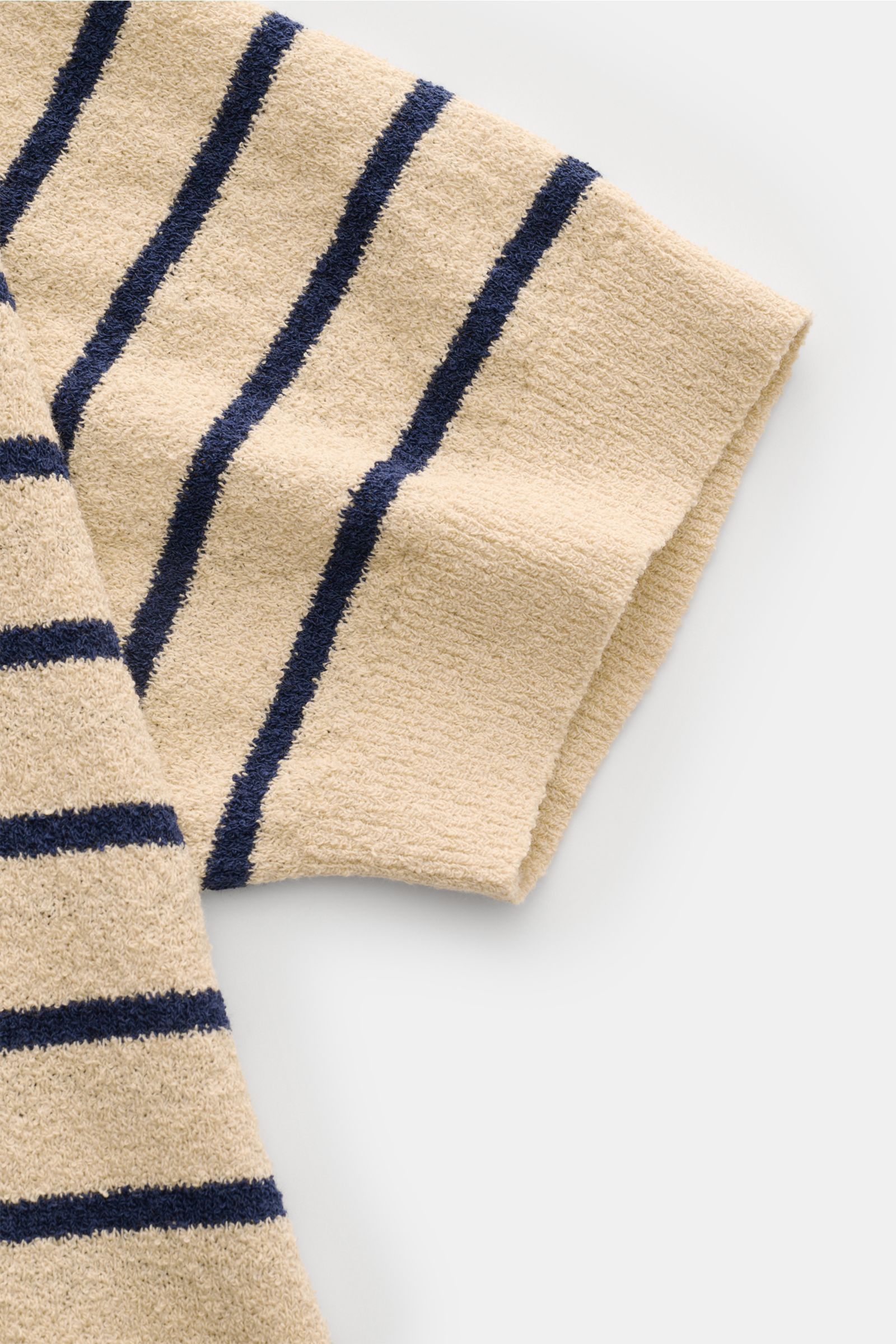 Circolo 1901 Frottee-Kurzarm-Strickpolo beige/navy gestreift, Nahaufnahme von Ärmel und Streifen, weiche Baumwoll-Microfaser-Struktur.