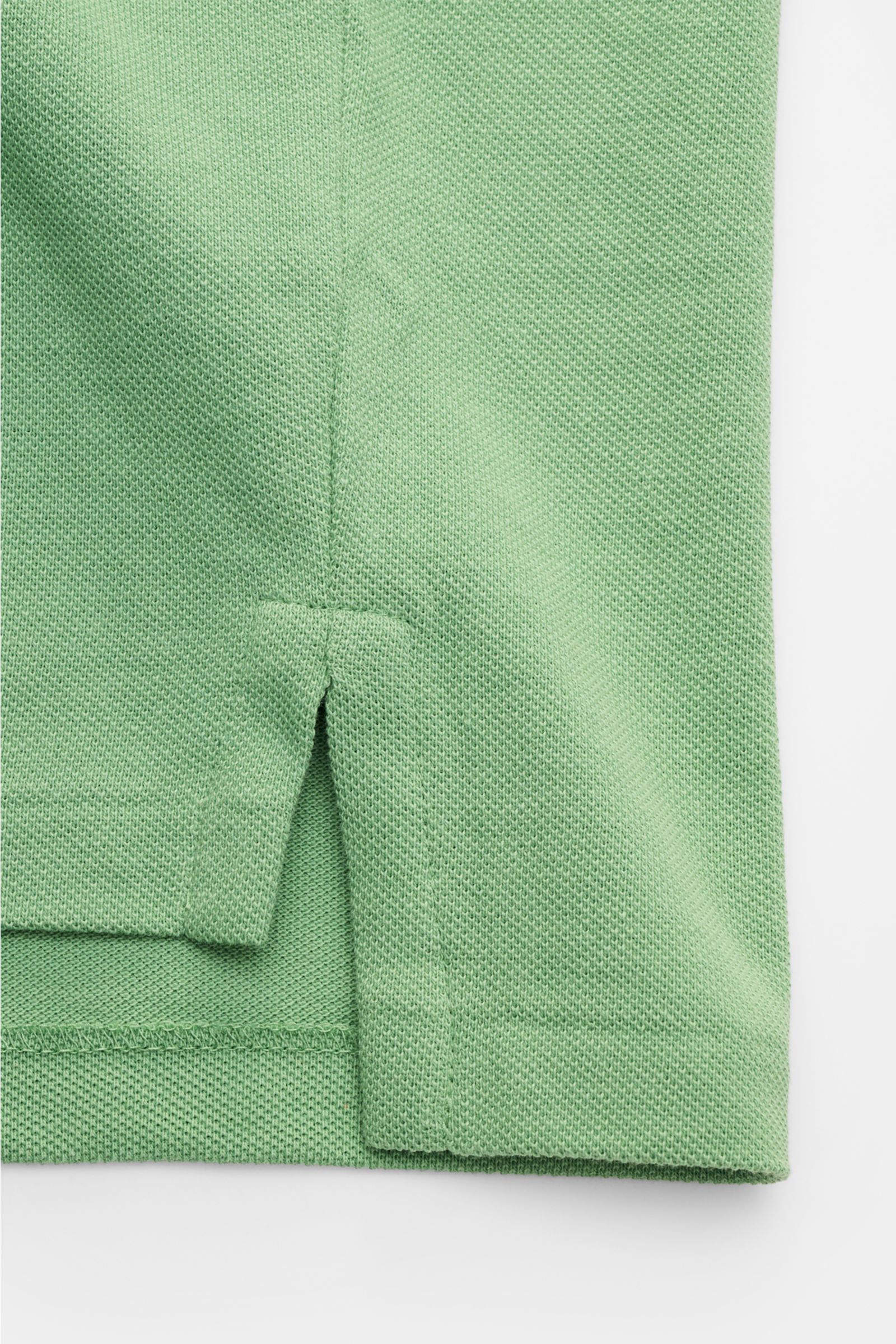 Nahaufnahme des seitlichen Saums mit Saumschlitz eines mintgrünen Polo Ralph Lauren Poloshirts aus Baumwoll-Piqué.