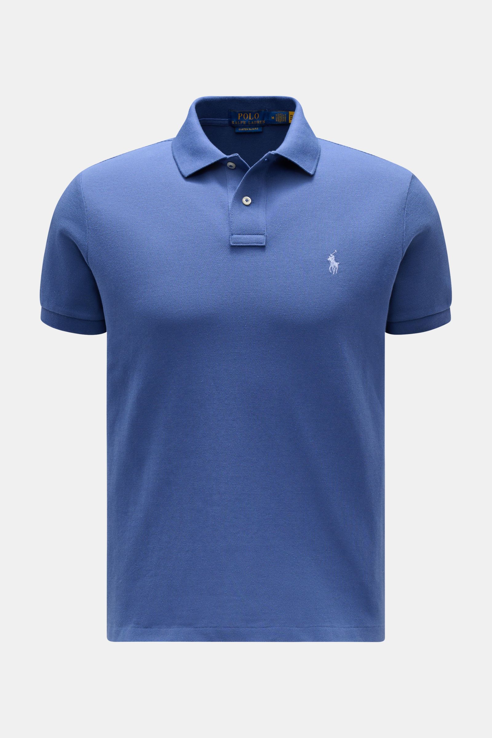 Polo Ralph Lauren Poloshirt blau, frontal fotografiert, Slim Fit aus reiner Baumwolle, feine Piqué-Struktur, Polokragen, Zwei-Knopf-Leiste, Poloreiter-Stitching auf der Brust.