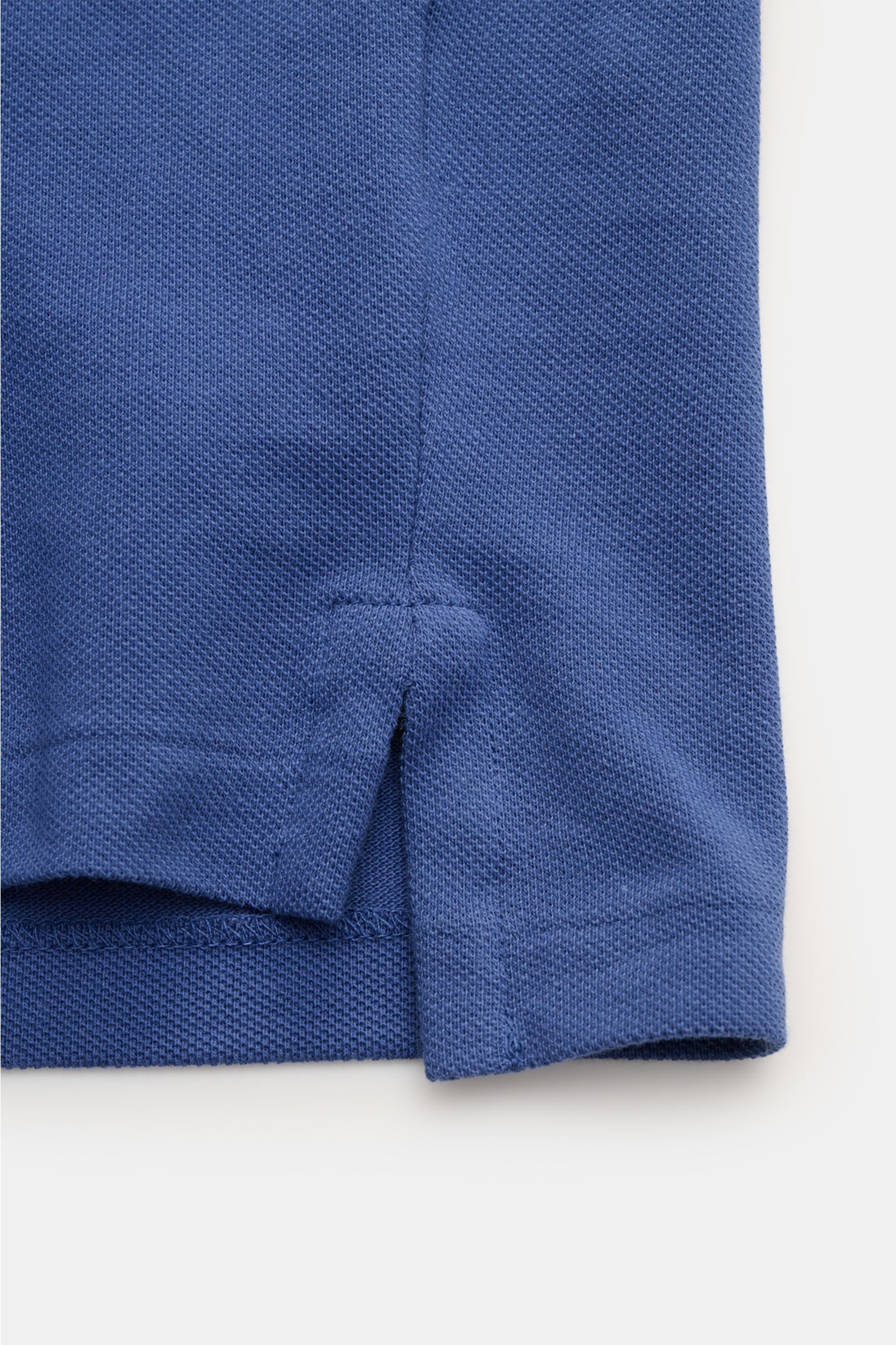 Nahaufnahme des seitlichen Saums mit Saumschlitz des Polo Ralph Lauren Poloshirt blau aus feiner Piqué-Baumwolle.