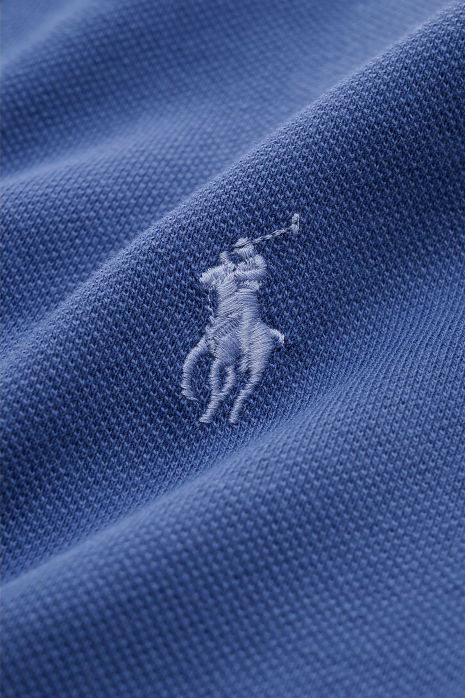 Nahaufnahme des blauen Polo Ralph Lauren Poloshirts mit feiner Piqué-Struktur und ikonischem Poloreiter-Stitching, Jersey aus reiner Baumwolle.