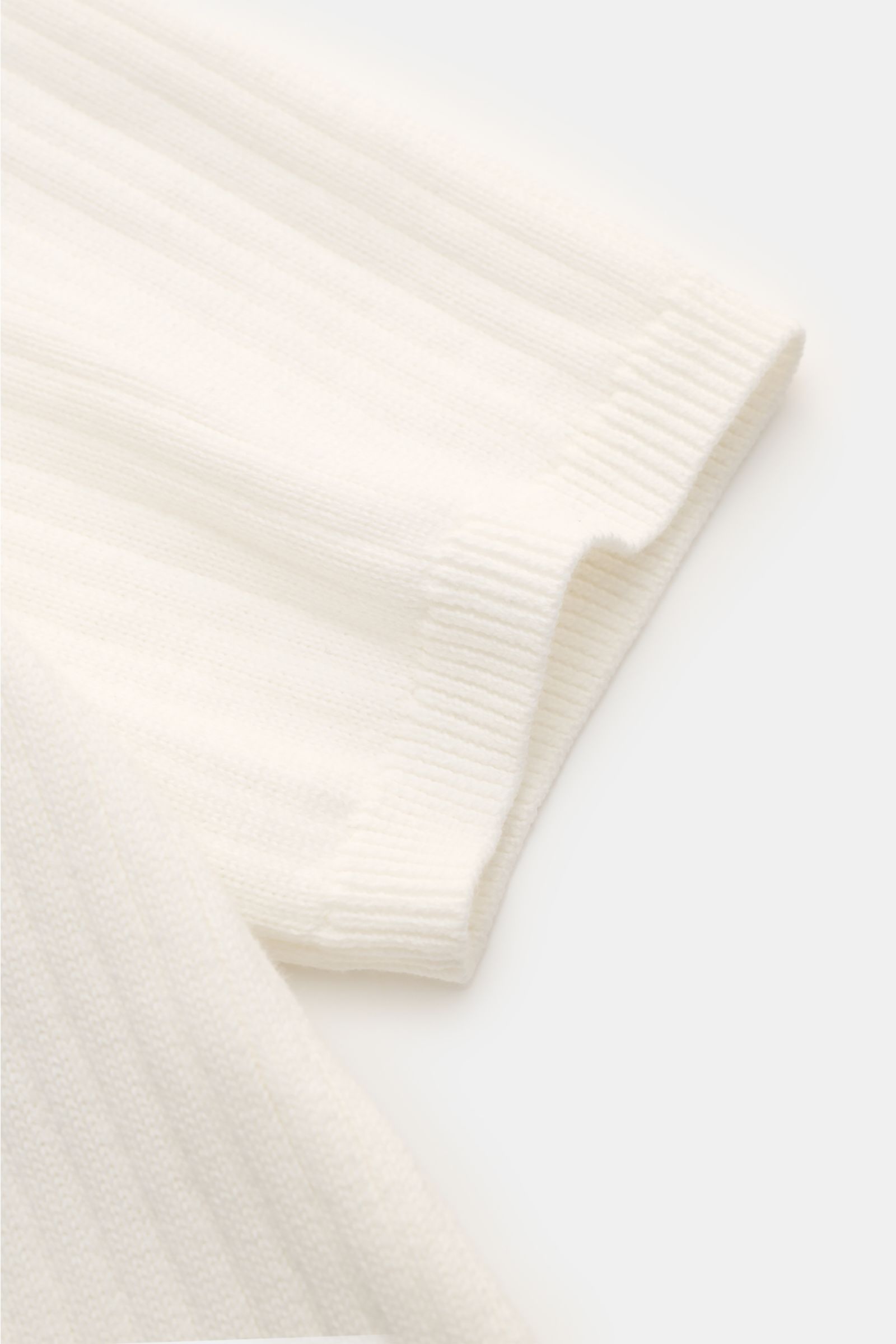 Polo Ralph Lauren Kurzarm-Strickpolo offwhite in Rippstrick-Optik, reine Baumwolle, Slim Fit, elastische Bündchen, Detailansicht Ärmel und Stoffstruktur.