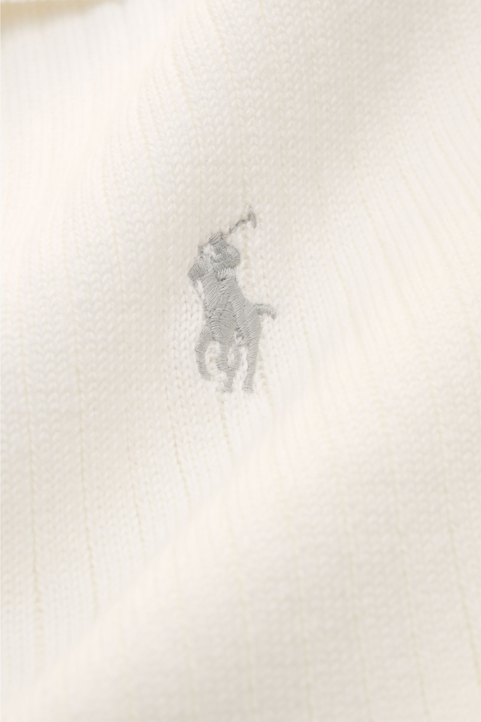Nahaufnahme des Polo Ralph Lauren Kurzarm-Strickpolo offwhite aus reiner Baumwolle in Rippstrick-Optik mit Logo-Stitching, weichem Griff.